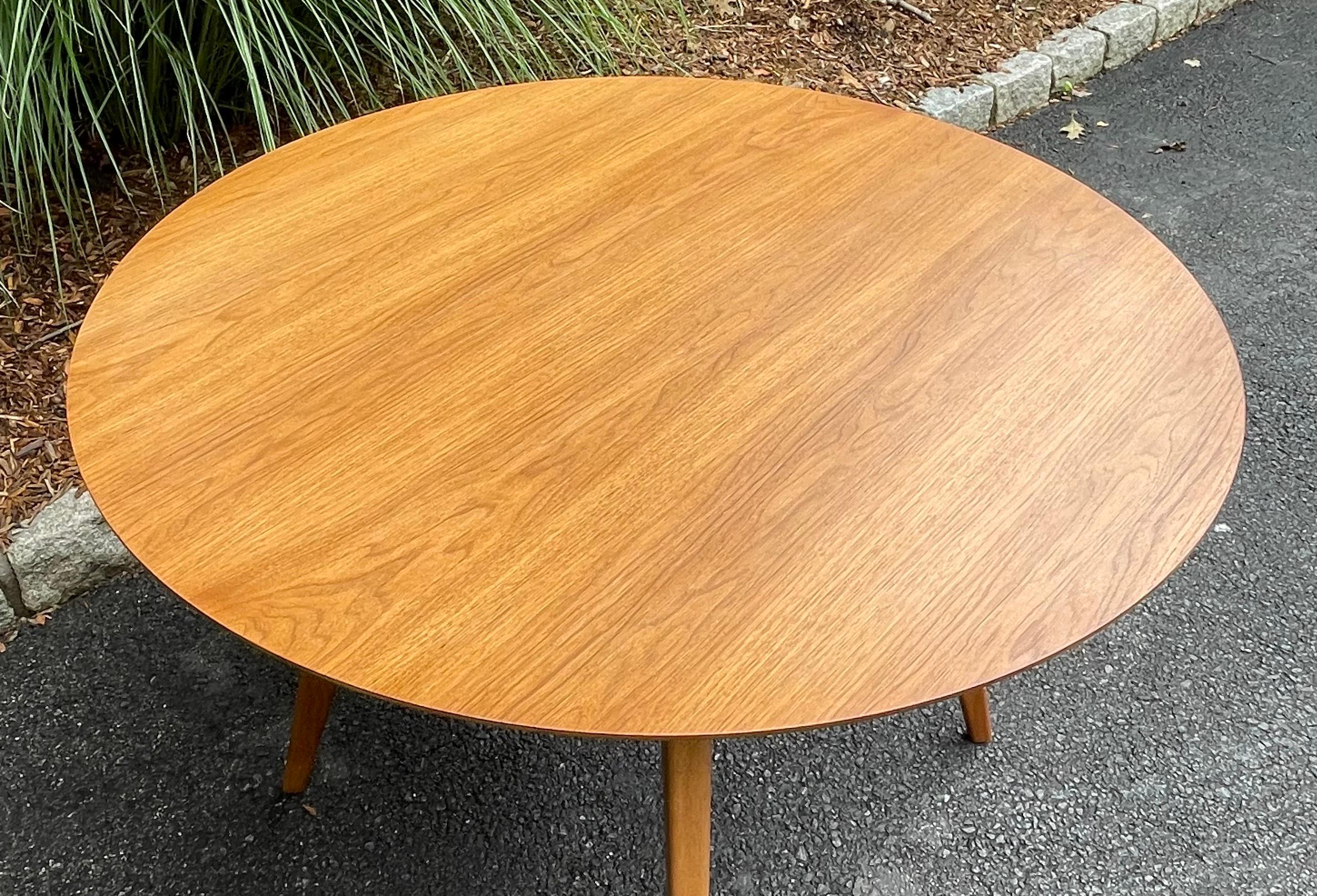 Dining Table in Round Walnut Model 42 by Jens Risom for Knoll  In Good Condition For Sale In Bedford Hills, NY