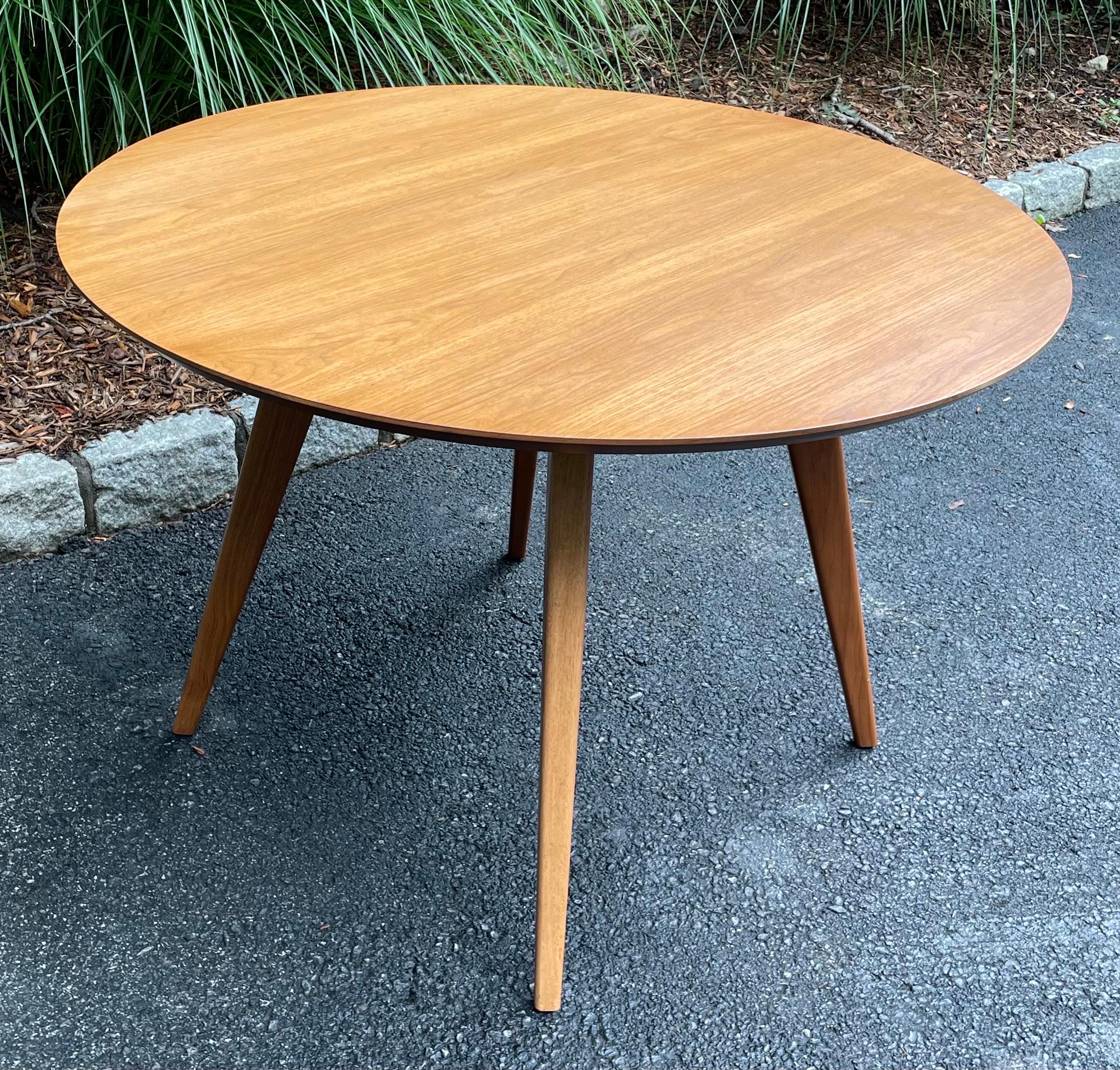 Mid-20th Century Dining Table in Round Walnut Model 42 by Jens Risom for Knoll