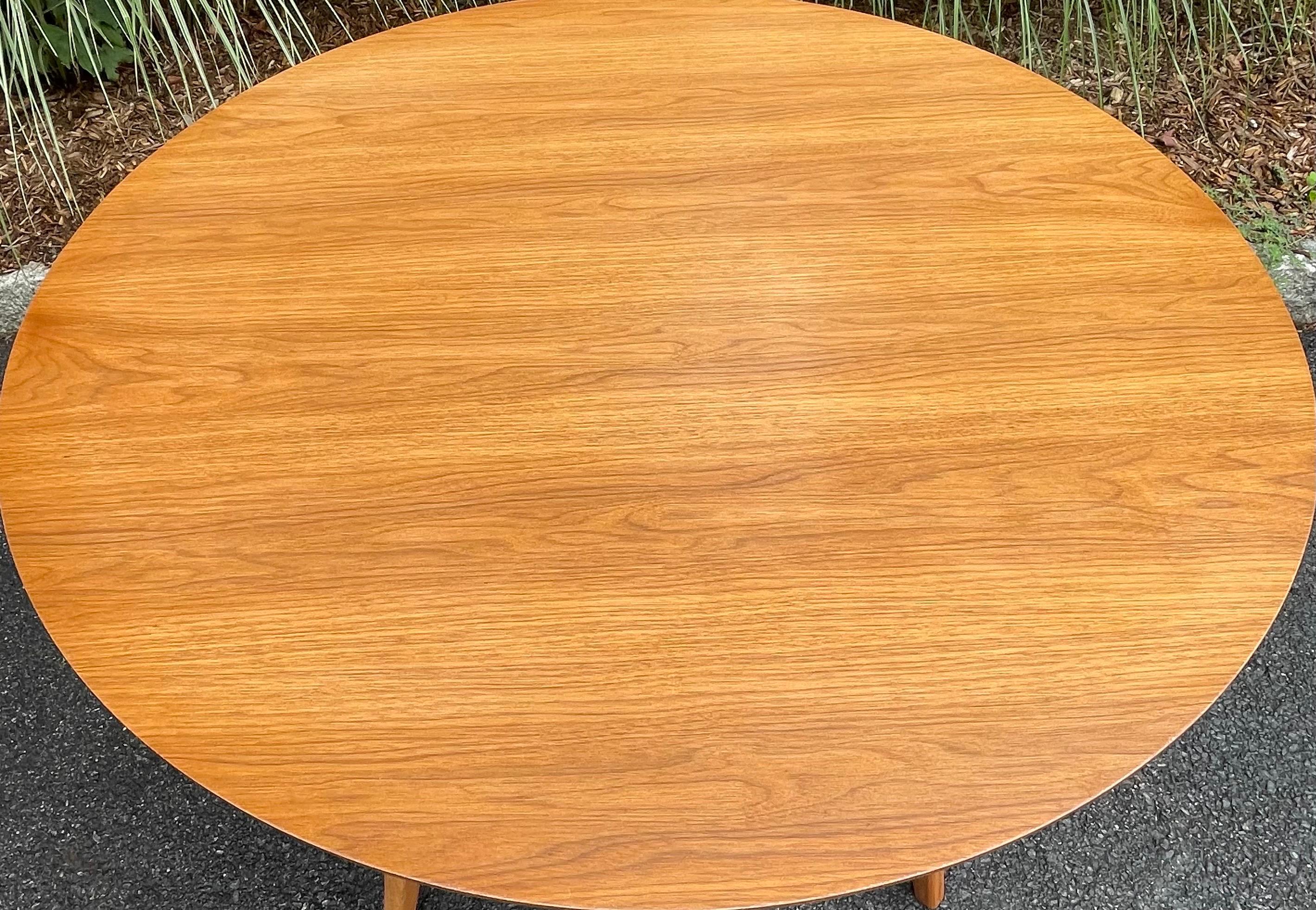 Noyer Table de salle à manger ronde modèle 42 de Jens Risom pour Knoll  en vente