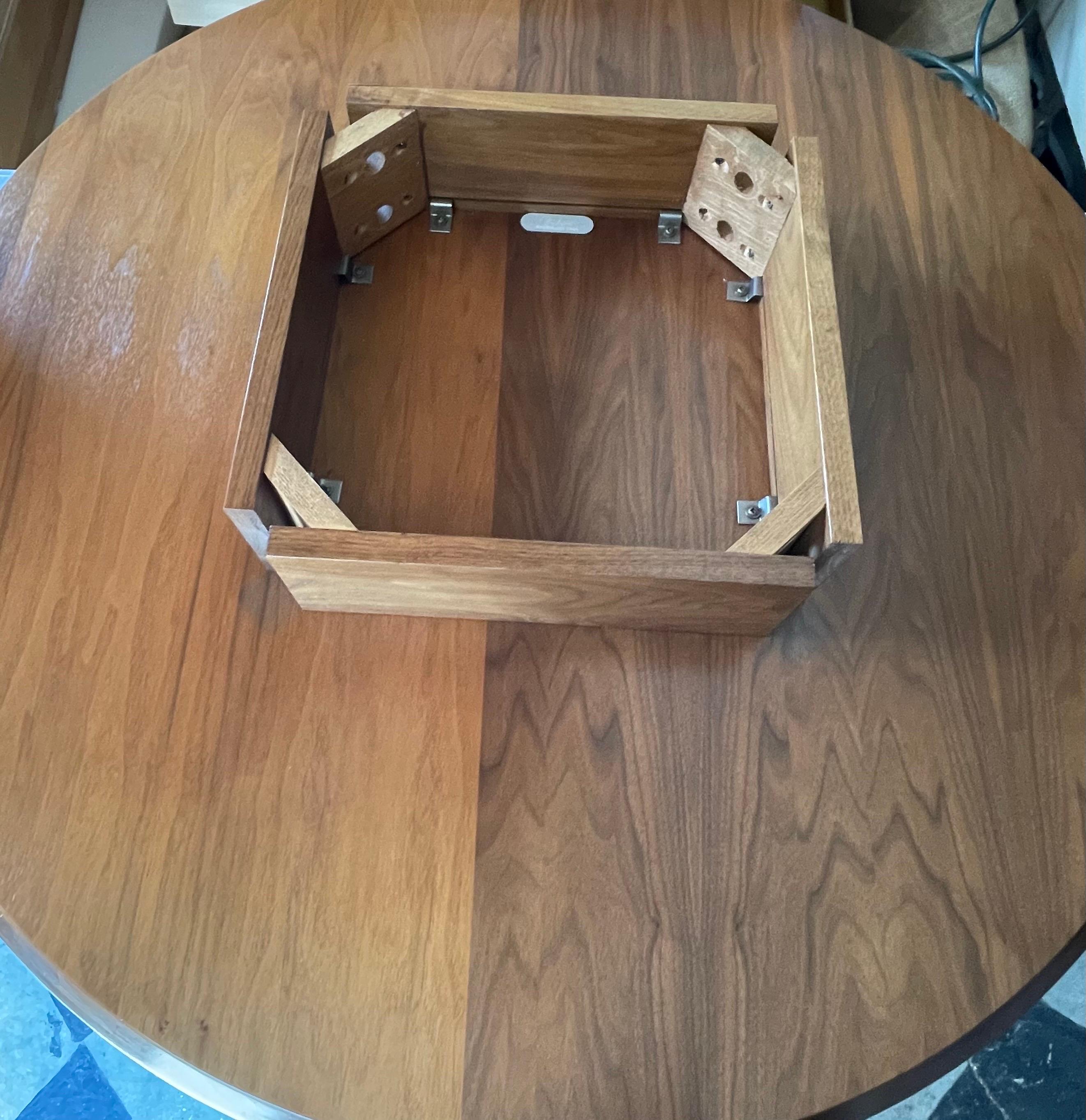 Dining Table in Round Walnut Model 42 by Jens Risom for Knoll  For Sale 2
