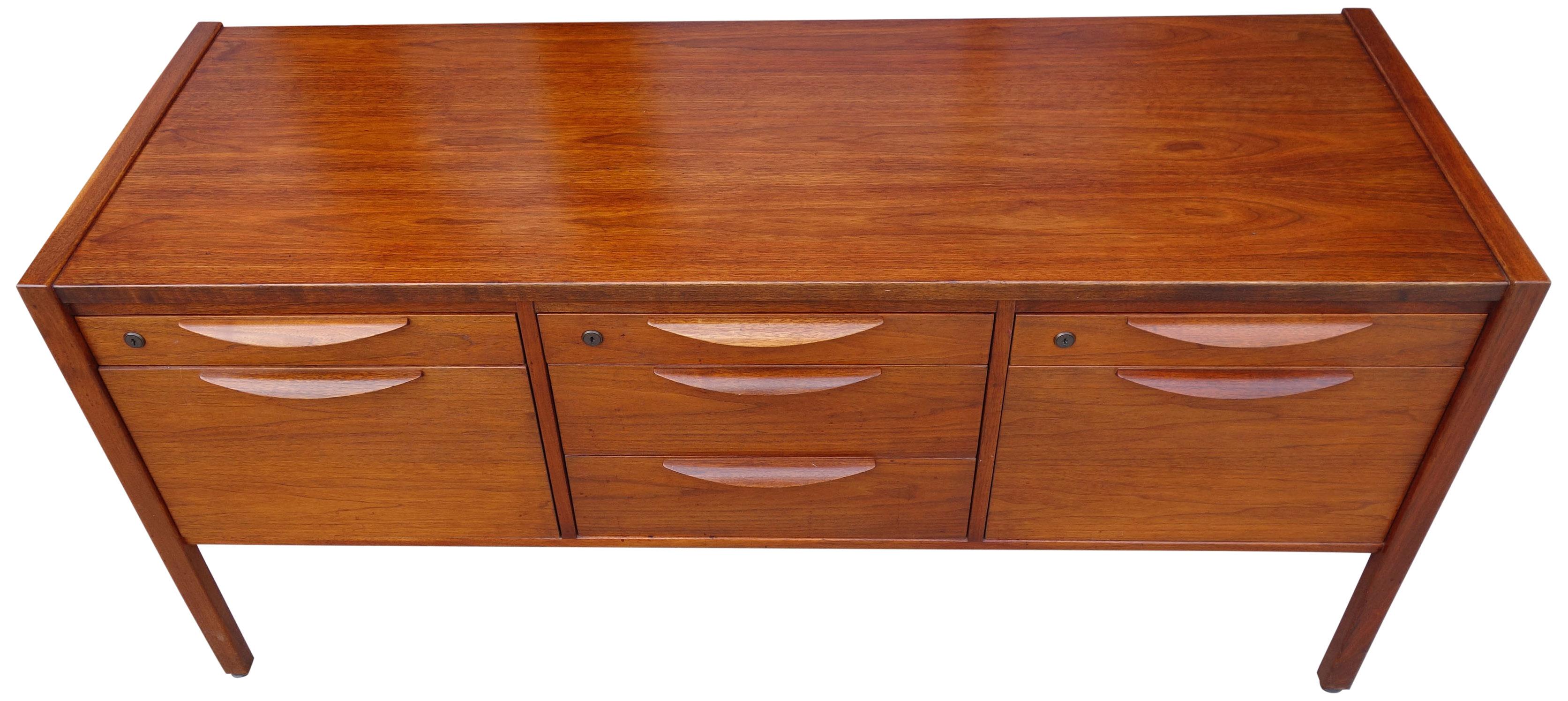 Midcentury Jens Risom Cabinet In Good Condition In BROOKLYN, NY