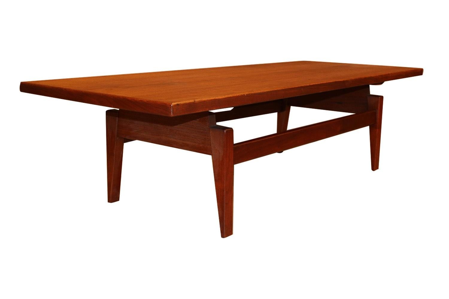 Midcentury Jens Risom Floating Top Coffee Table Bench In Good Condition For Sale In Baltimore, MD