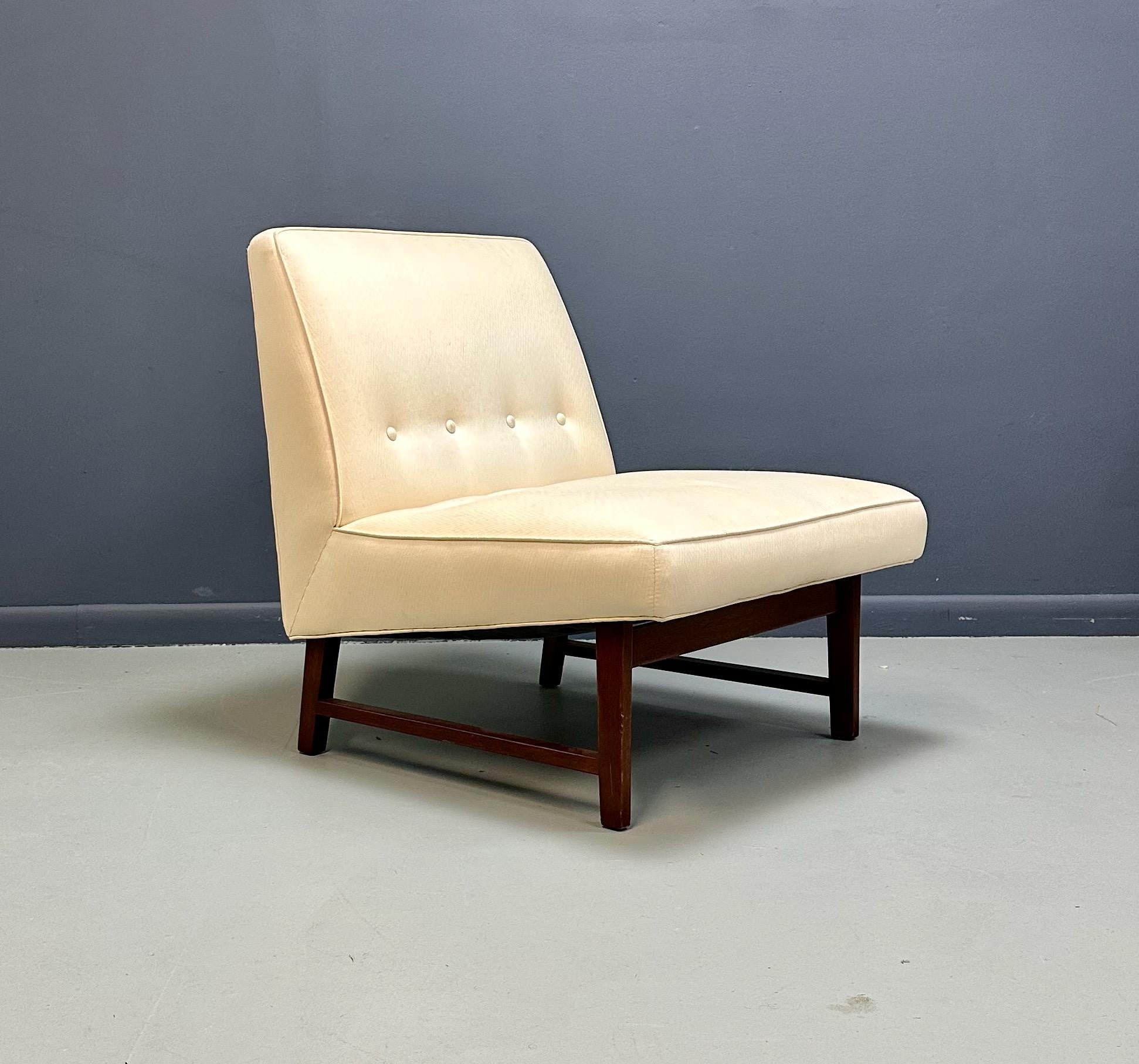 Silla Slipper estilo Jens Risom de mediados de siglo con asiento tapizado y base de nogal Moderno de mediados de siglo en venta
