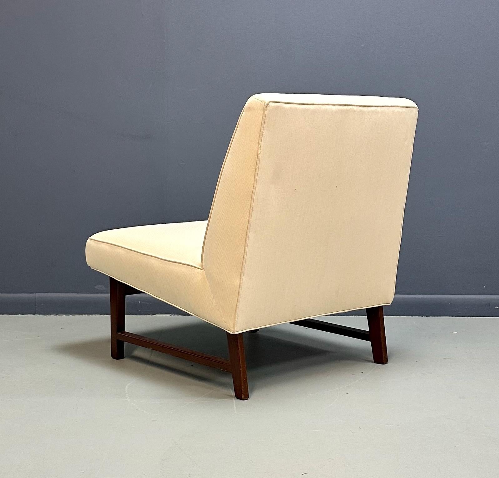 Silla Slipper estilo Jens Risom de mediados de siglo con asiento tapizado y base de nogal Europeo en venta