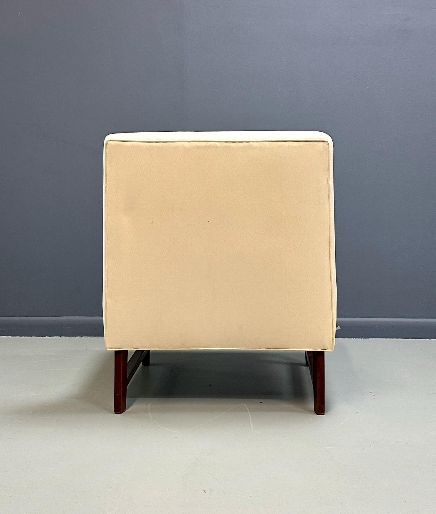 Silla Slipper estilo Jens Risom de mediados de siglo con asiento tapizado y base de nogal siglo XIX en venta