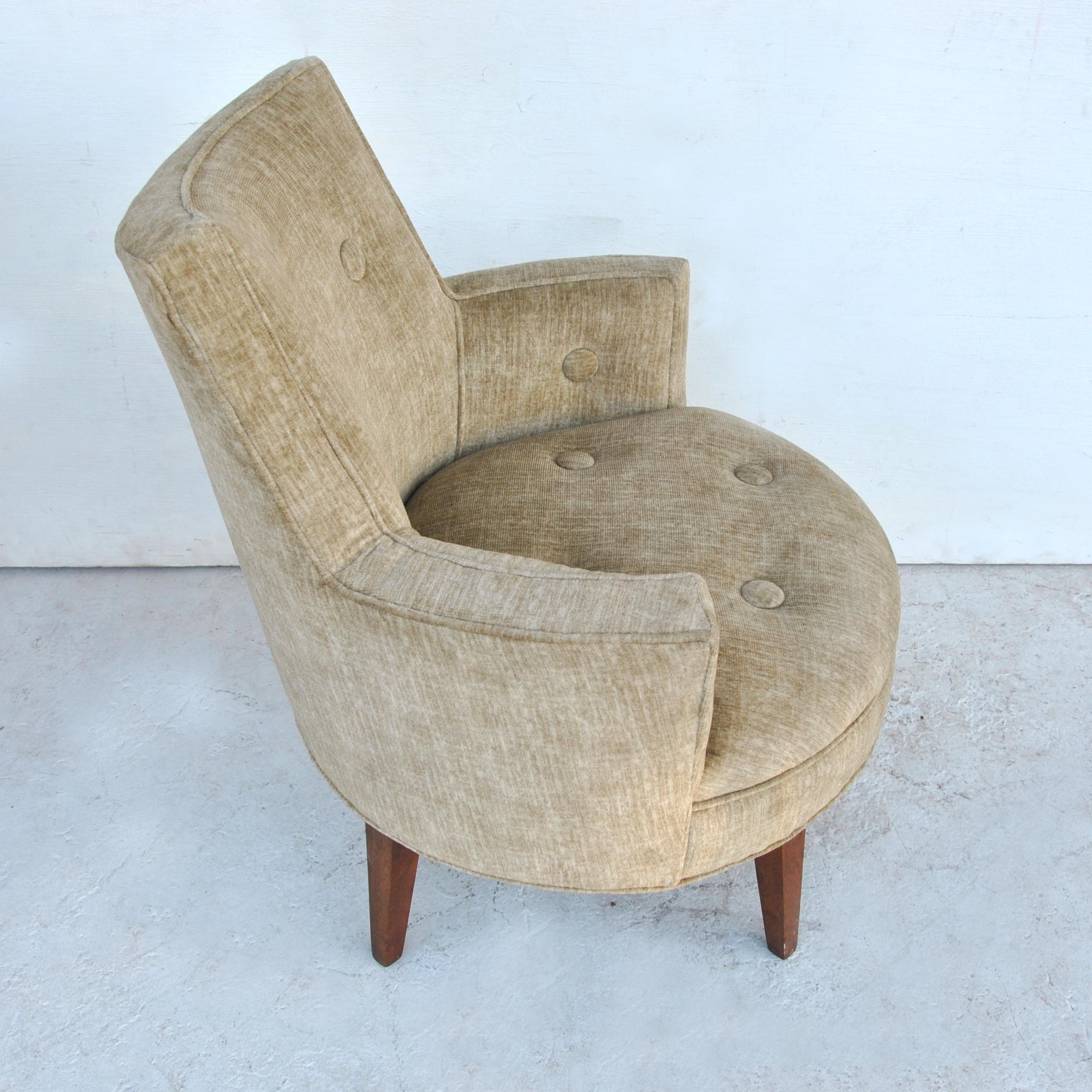 Mid century Jens Risom Style swivel lounge chair 

Petite for small spaces yet roomy in the seat this lounge chair has Classic tufting and buttoned upholstery with tapered walnut legs. Swivel.