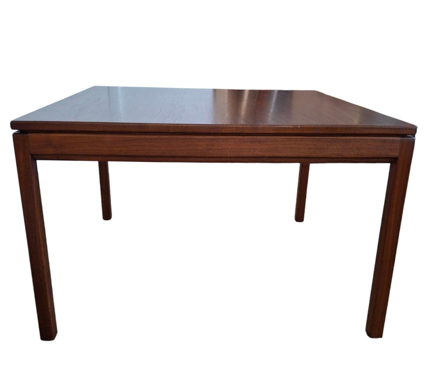 Mid-Century Modern Table basse en noyer du milieu du siècle de Jens Risom en vente
