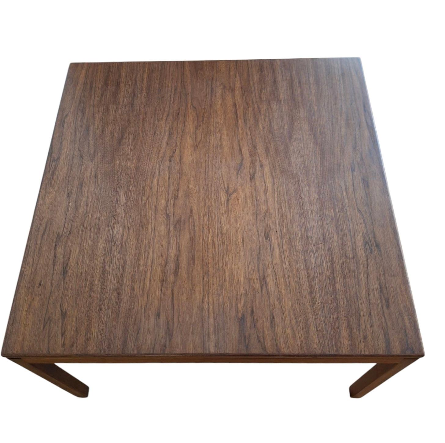 Américain Table basse en noyer du milieu du siècle de Jens Risom en vente