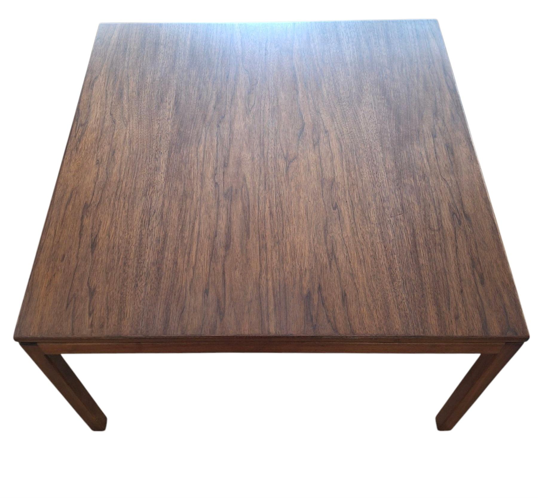 Milieu du XXe siècle Table basse en noyer du milieu du siècle de Jens Risom en vente