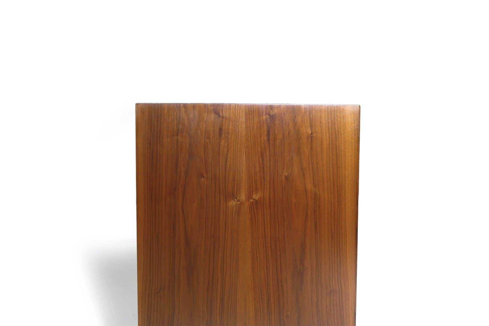Comò a otto cassetti in legno di noce Jens Risom, metà del secolo scorso in vendita 2