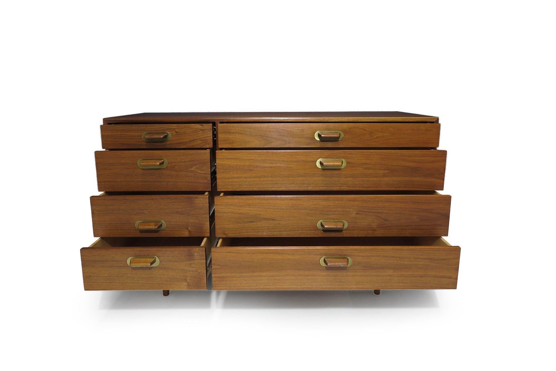 Scandinavo moderno Comò a otto cassetti in legno di noce Jens Risom, metà del secolo scorso in vendita