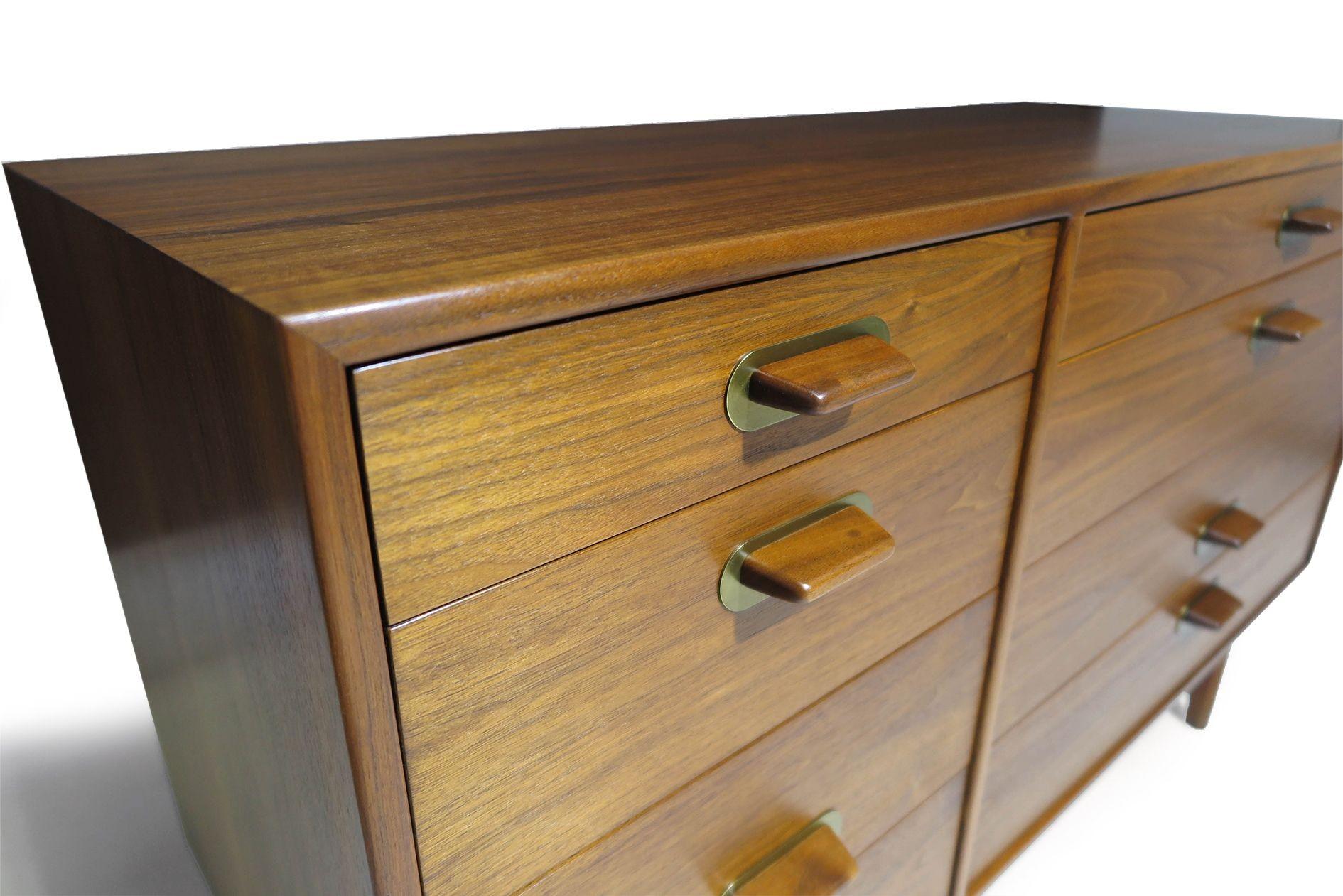 Comò a otto cassetti in legno di noce Jens Risom, metà del secolo scorso In condizioni ottime in vendita a Oakland, CA
