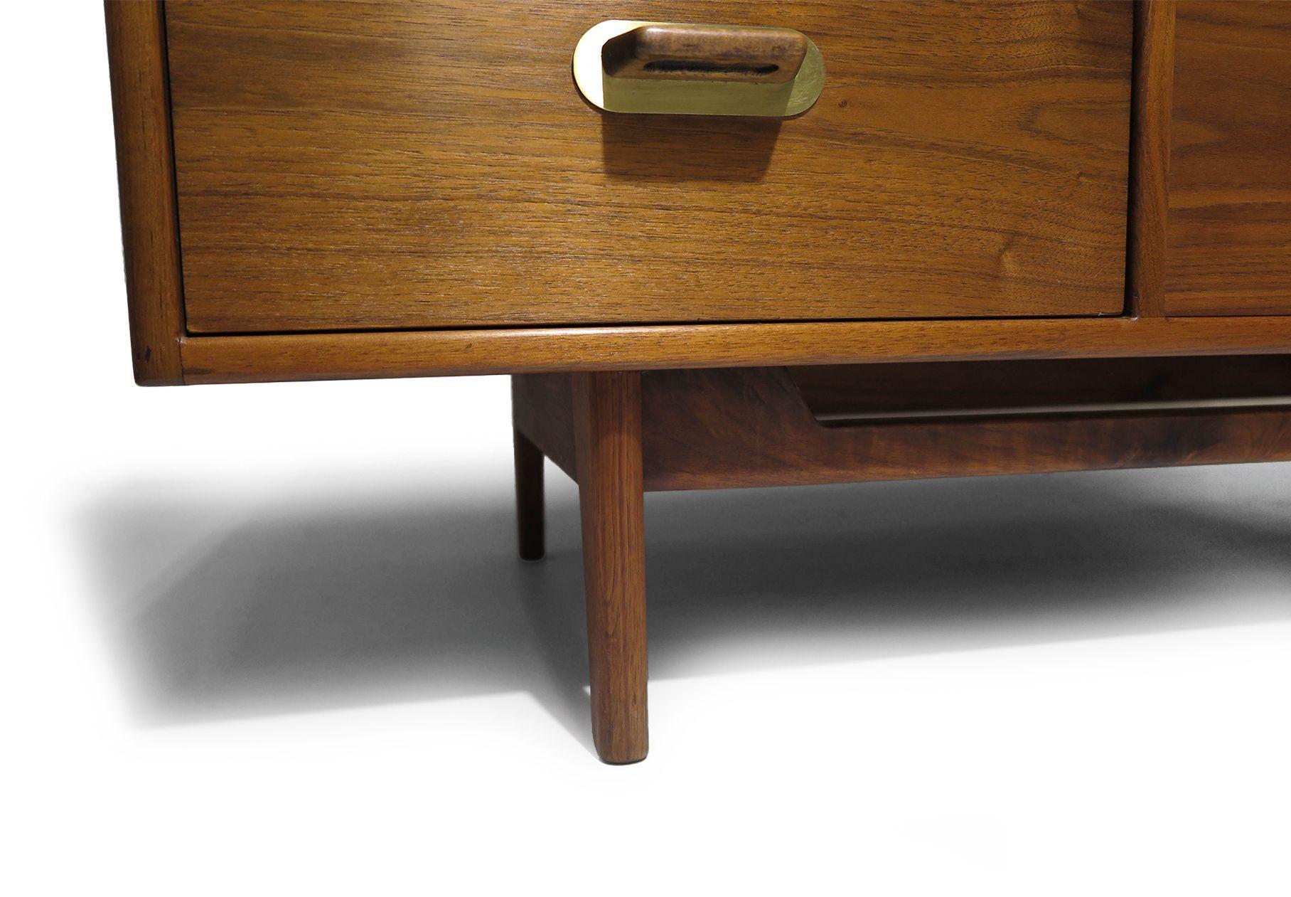 XX secolo Comò a otto cassetti in legno di noce Jens Risom, metà del secolo scorso in vendita
