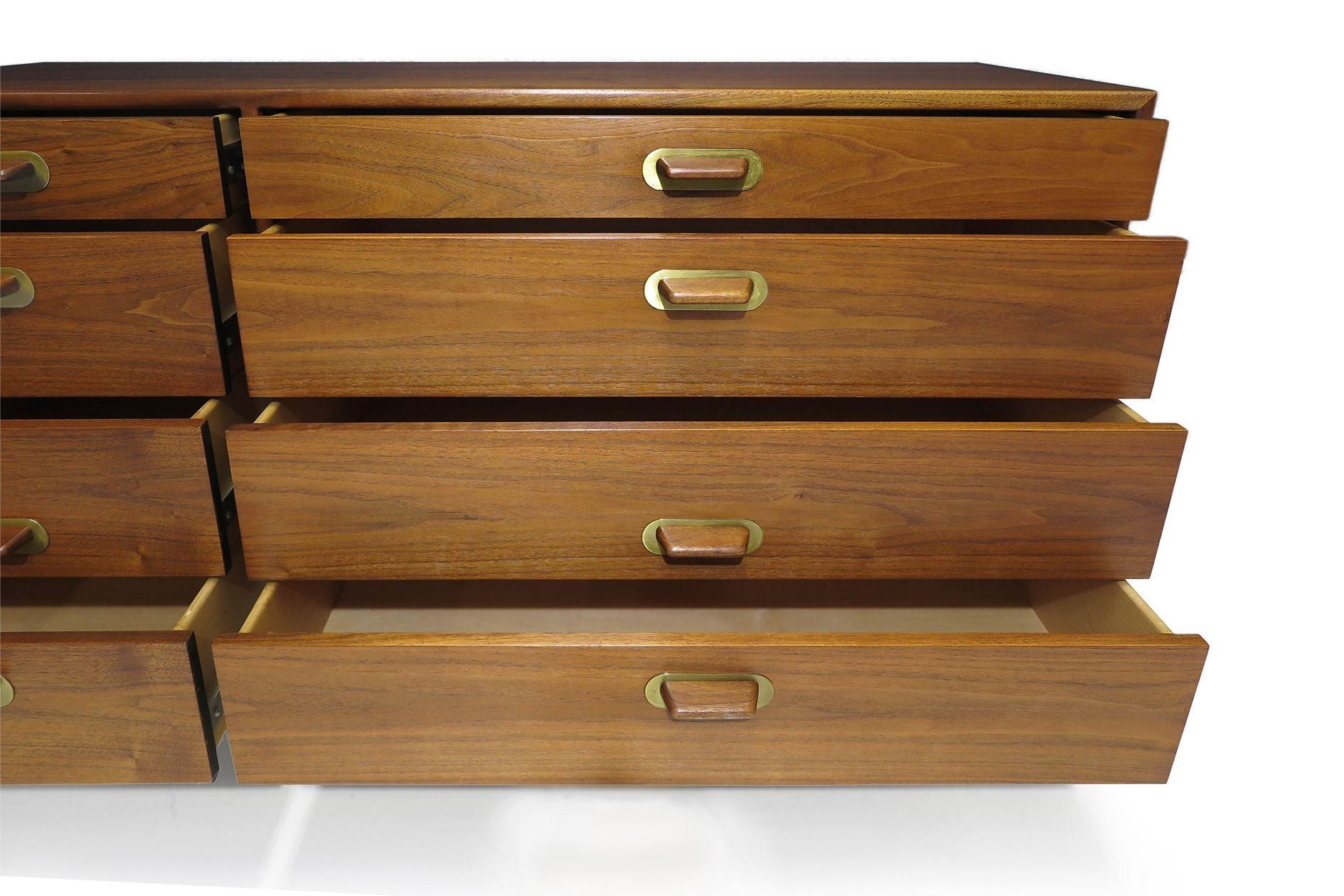 Ottone Comò a otto cassetti in legno di noce Jens Risom, metà del secolo scorso in vendita