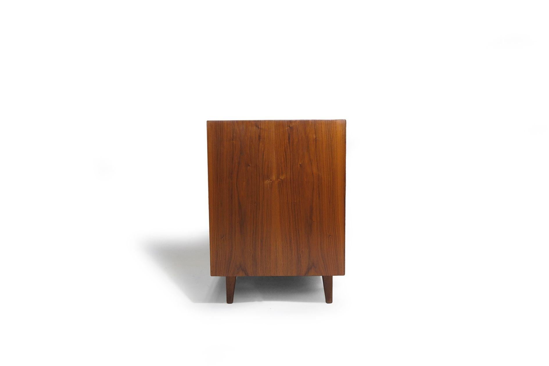 Comò a otto cassetti in legno di noce Jens Risom, metà del secolo scorso in vendita 1