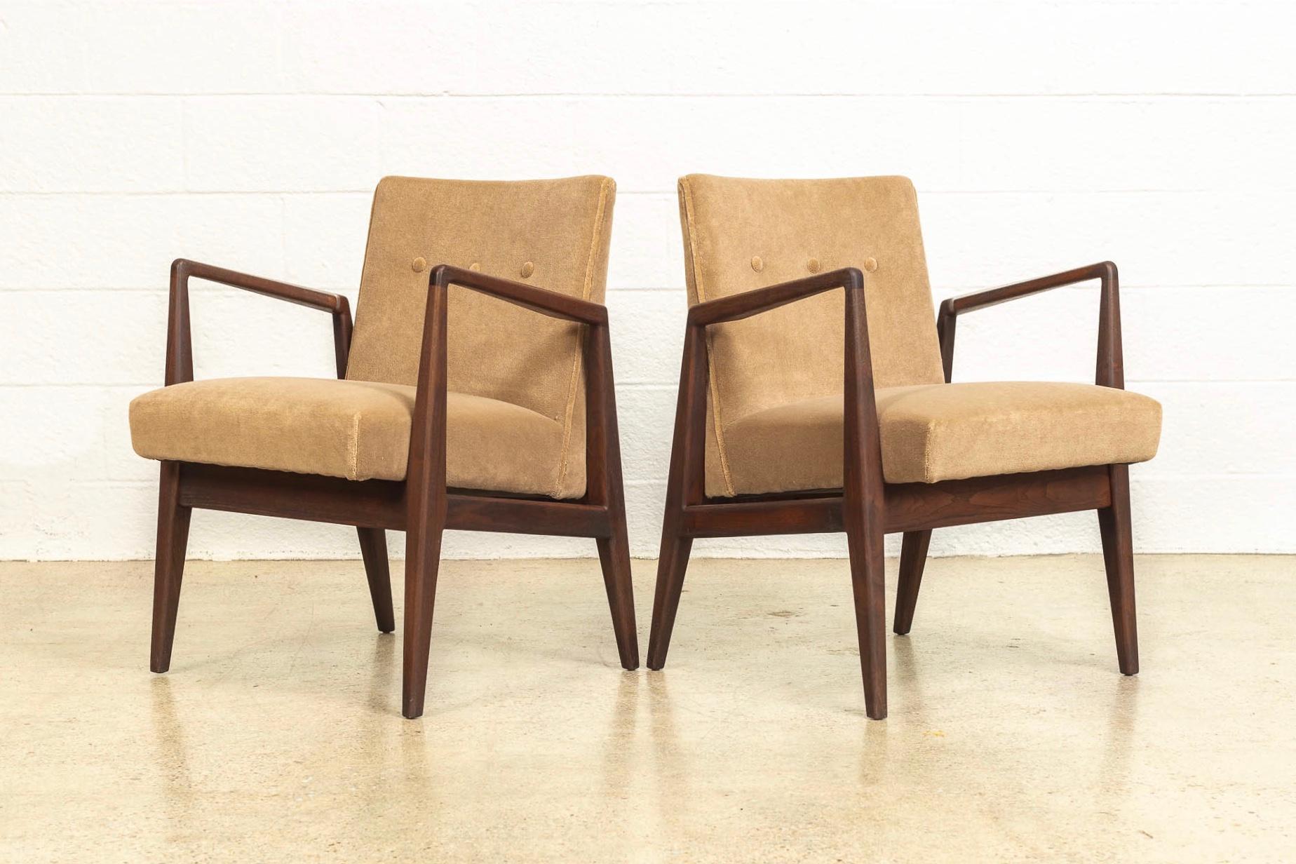 This pair of vintage Mid-Century Modern lounge chairs designed by Jens Risom are circa 1960. The iconic Classic Danish modern-inspired design features clean, Minimalist lines and distinctive angles. This set features a beautiful sculptural solid