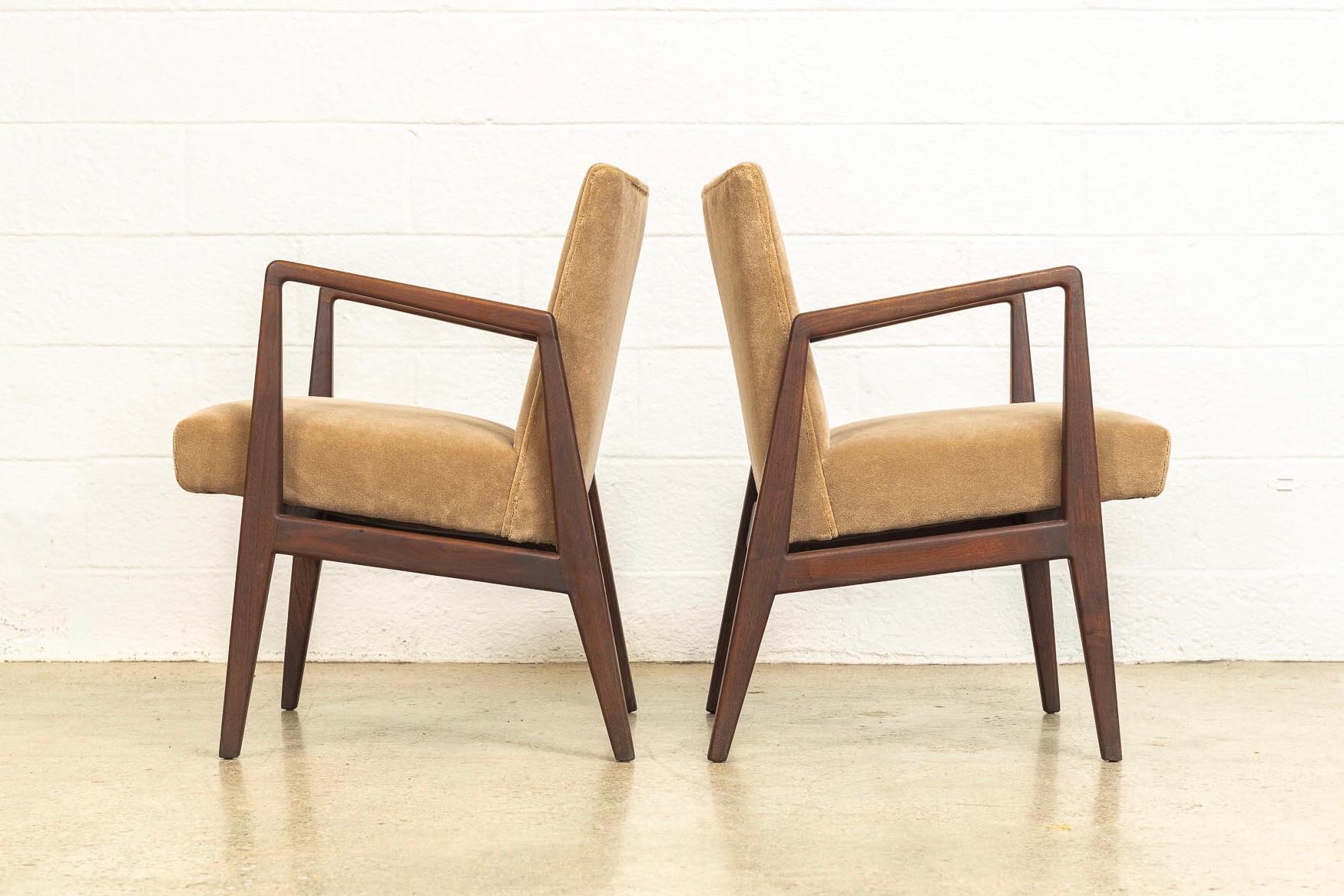 Midcentury Jens Risom Walnut Wood and Upholstered Lounge Armchairs, a Pair In Good Condition For Sale In Detroit, MI
