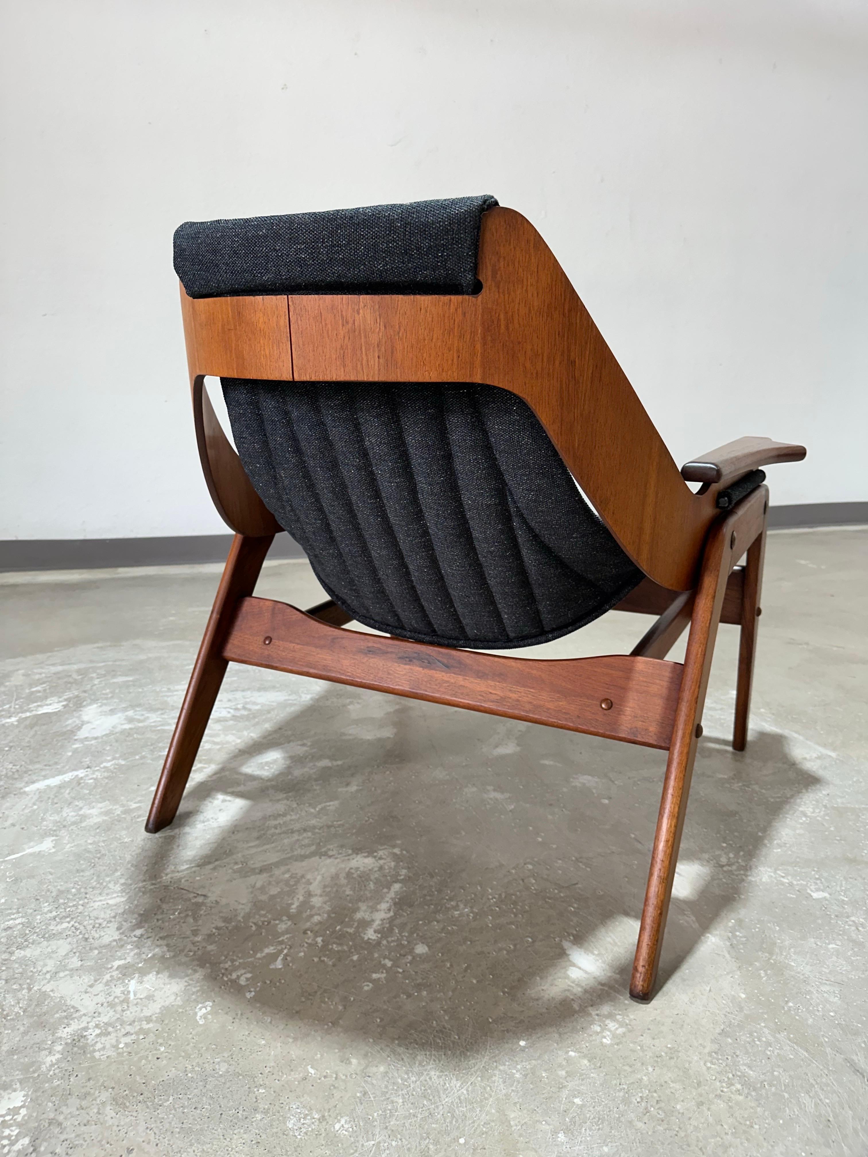 Mid-Century Modern Mid Century Jerry Johnson Triumph Walnut Sling Lounge Chair For Sale