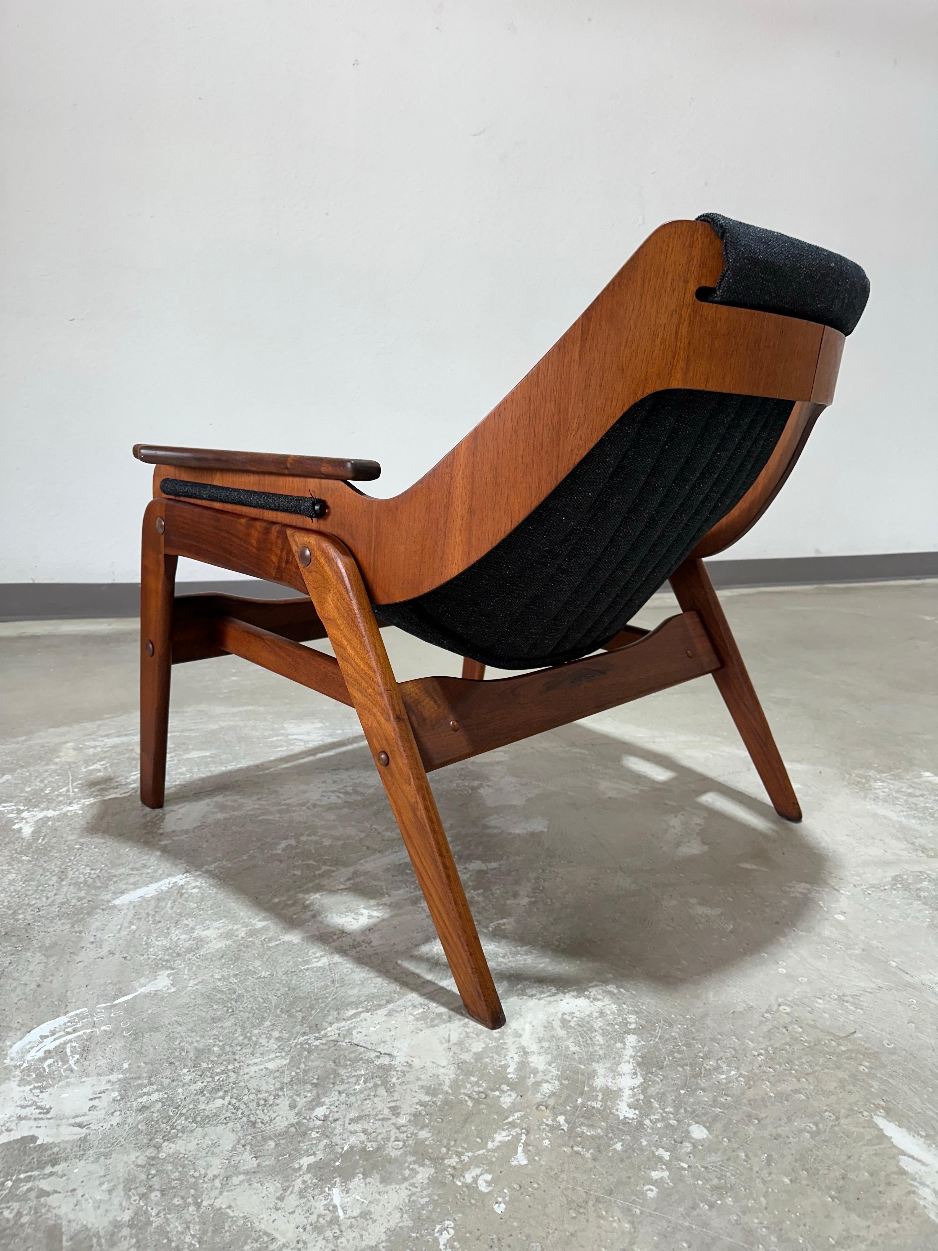 American Mid Century Jerry Johnson Triumph Walnut Sling Lounge Chair For Sale