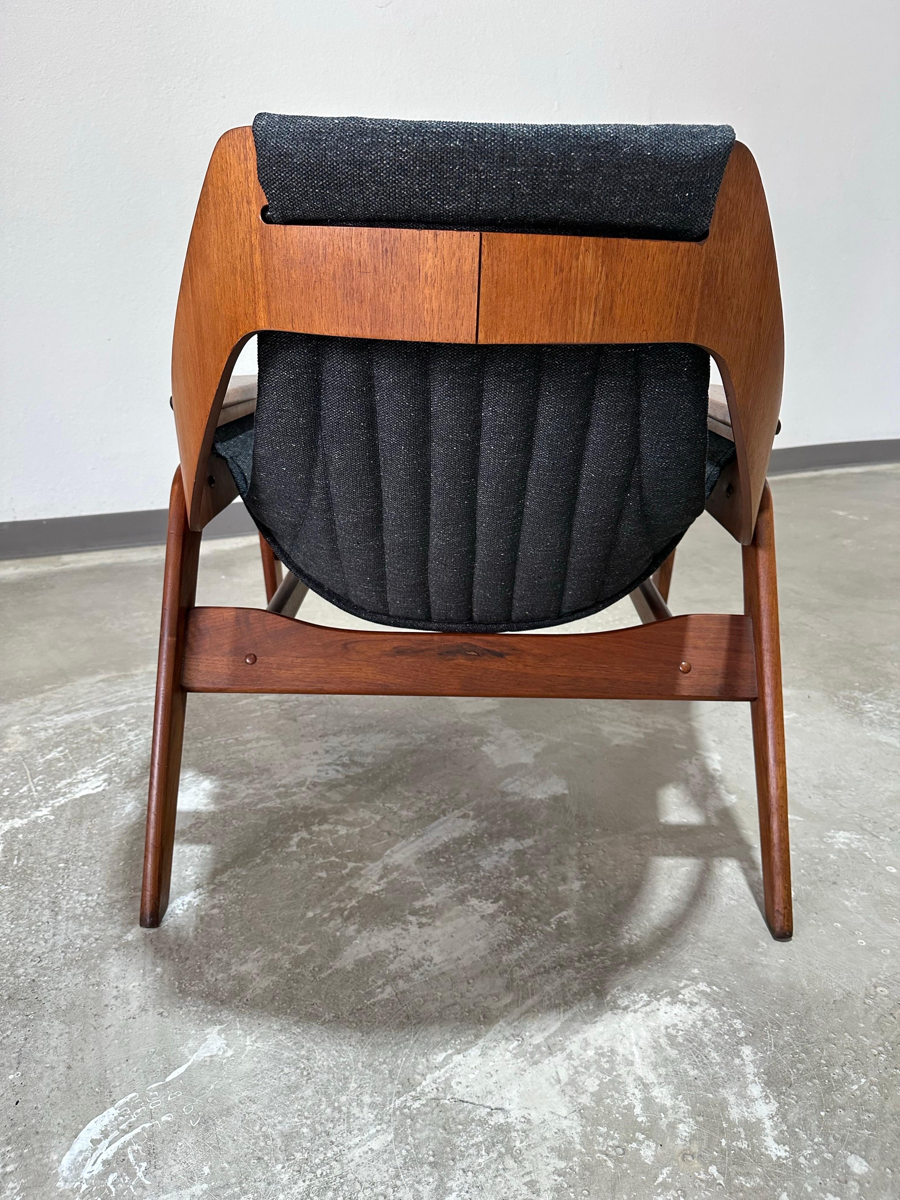 Mid Century Jerry Johnson Triumph Walnut Sling Lounge Chair In Good Condition For Sale In Lutz, FL