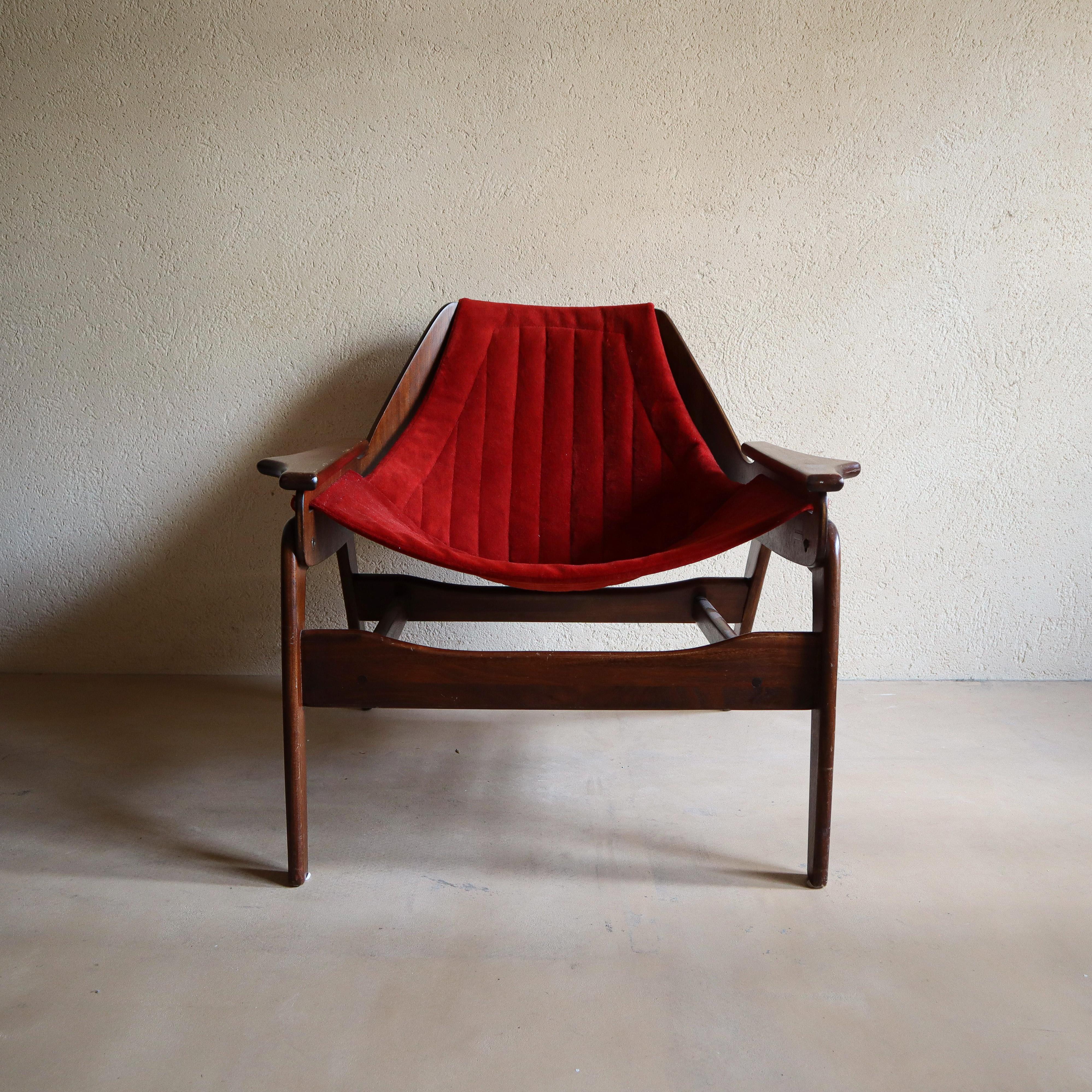 Icône du design moderne du milieu du siècle, cette chaise en bandoulière a été conçue par le designer de meubles californien Jerry Johnson dans les années 1960. Dotée d'un cadre en noyer massif et d'un revêtement en velours, cette chaise égayera