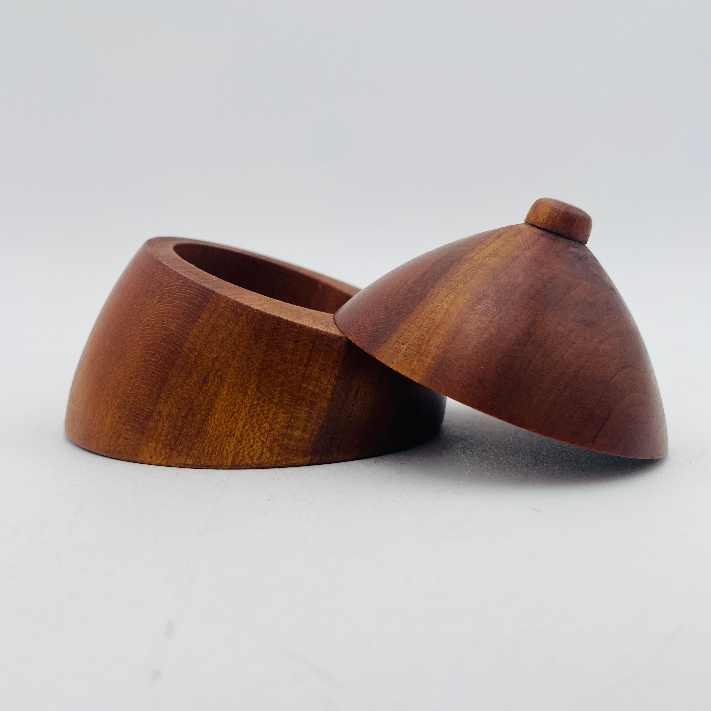 Mid Century Jewelry Box Hand Carved Wood Boob 1960s en venta 2