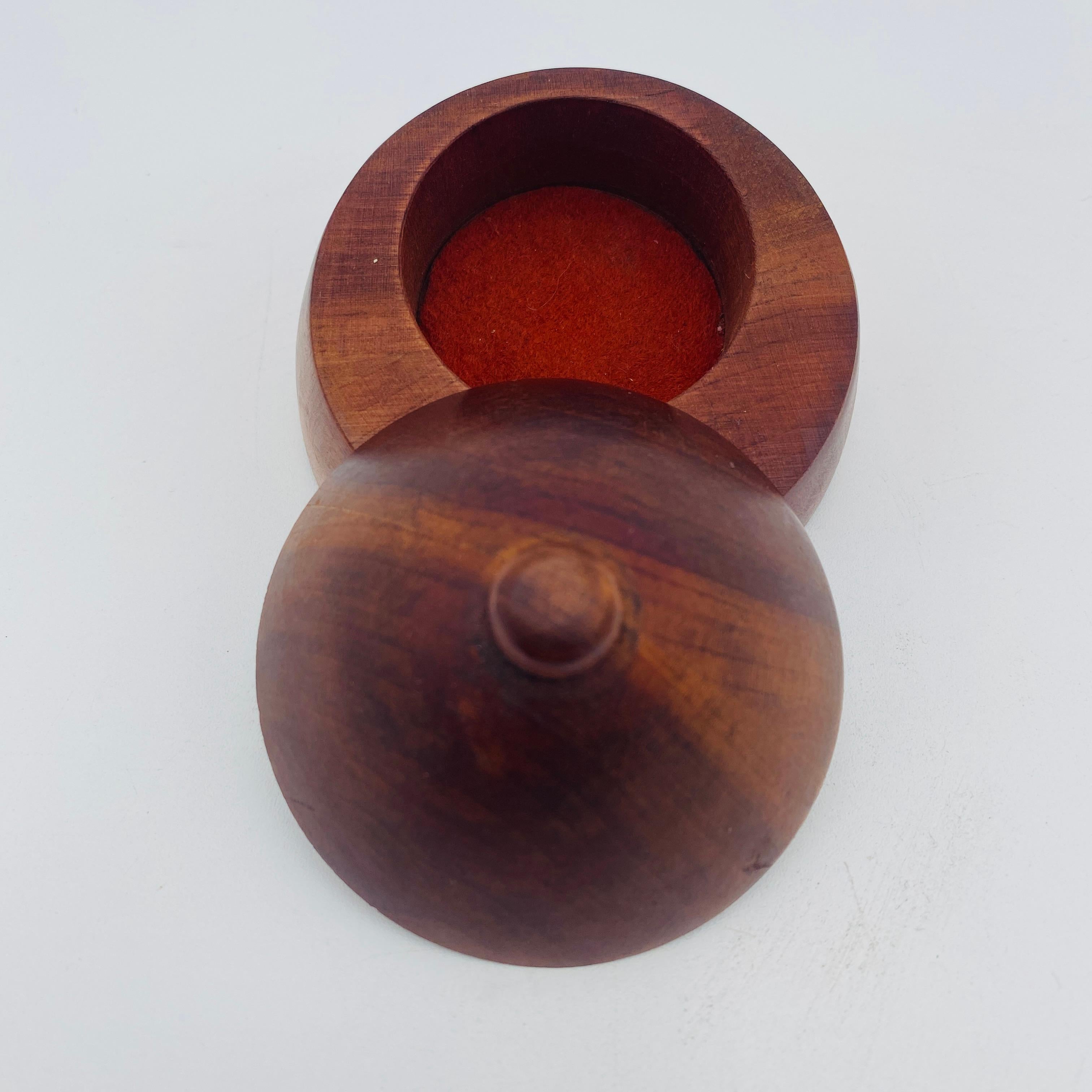 Mid Century Jewelry Box Hand Carved Wood Boob 1960s Moderno de mediados de siglo en venta