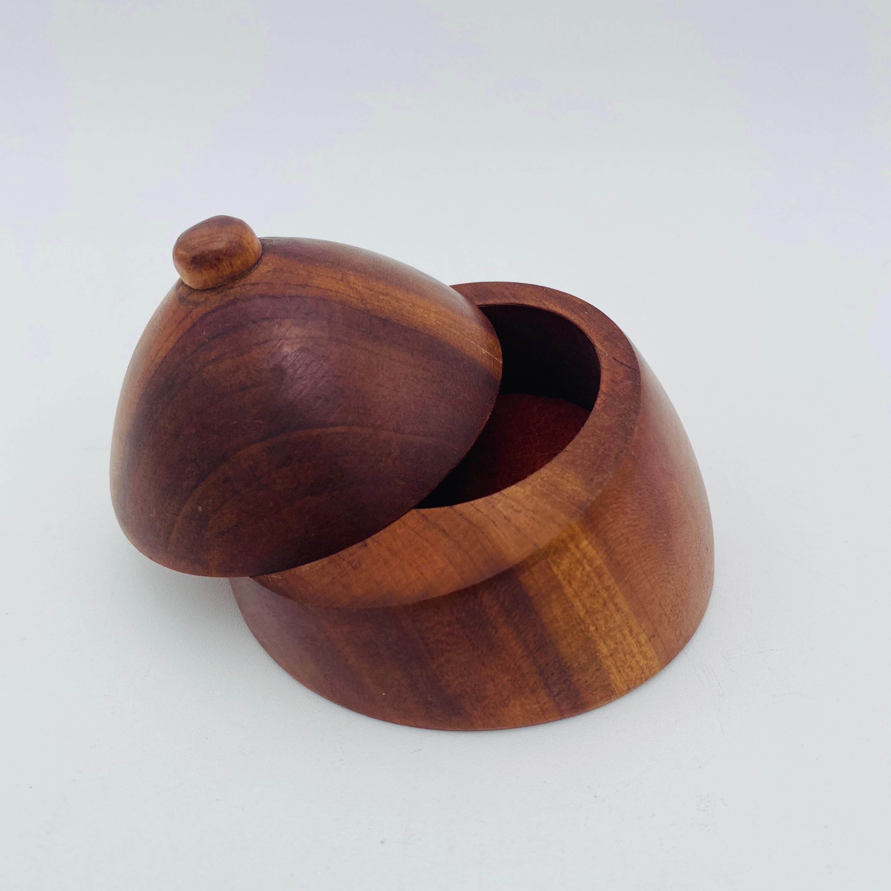 Mid Century Jewelry Box Hand Carved Wood Boob 1960s Estadounidense en venta