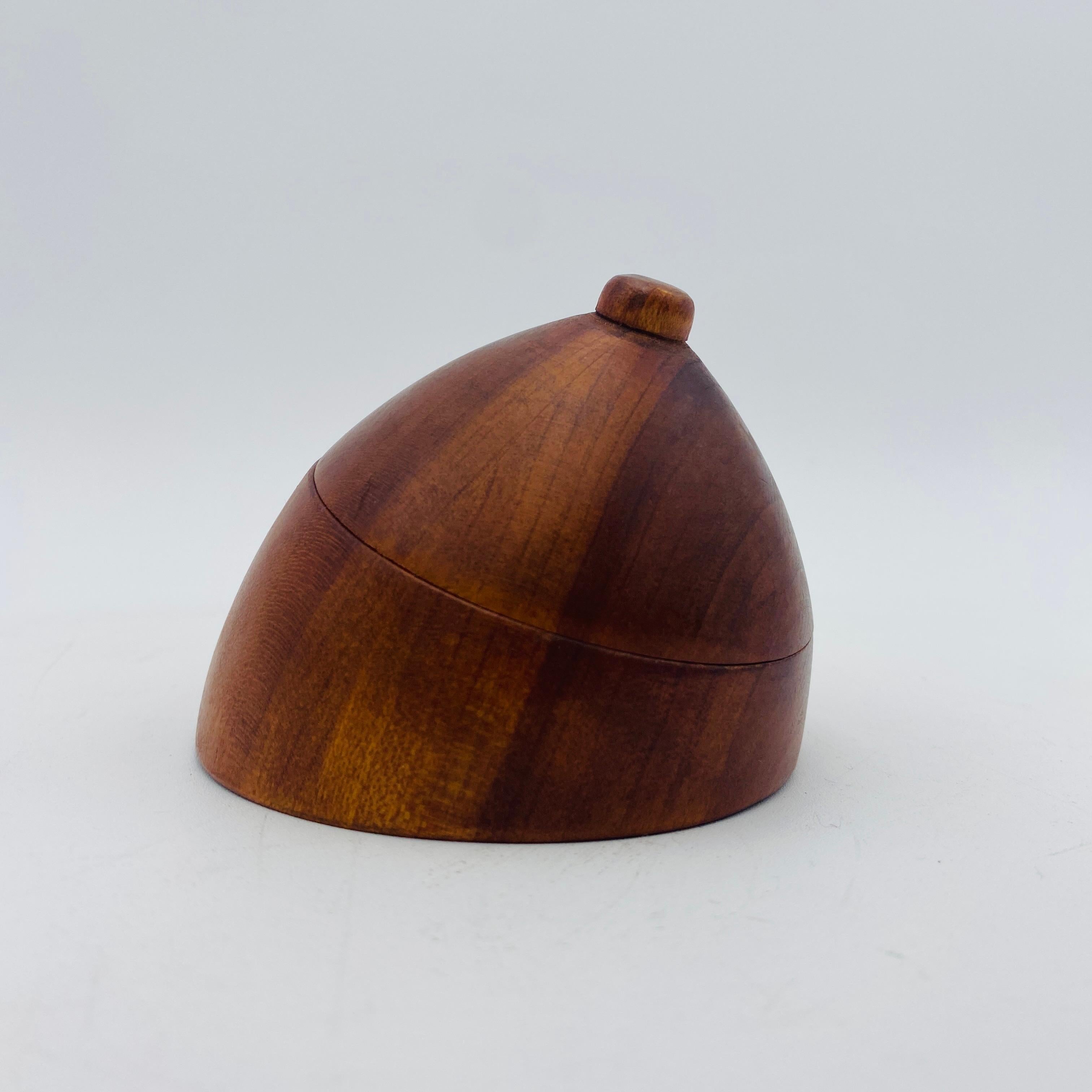 Mid Century Jewelry Box Hand Carved Wood Boob 1960s en venta 1