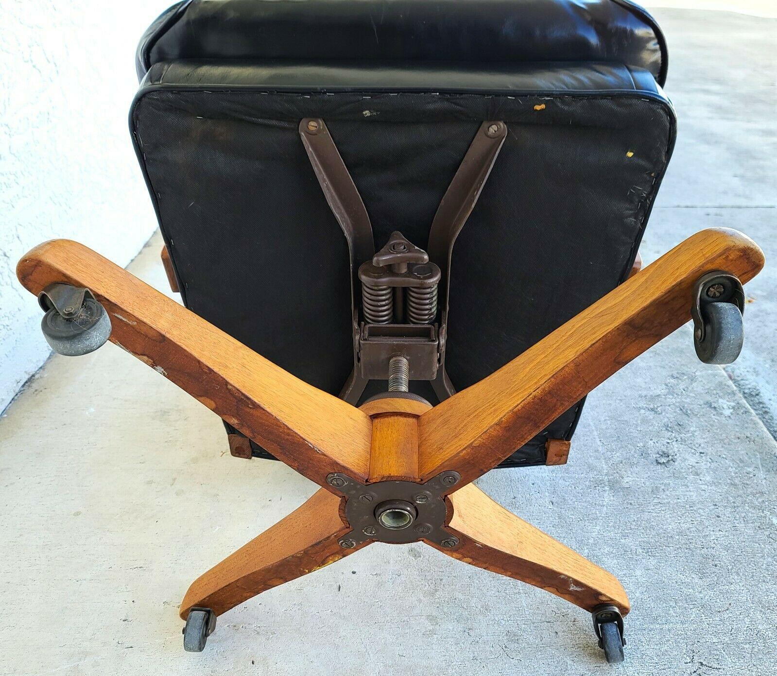 Mid Century JFK GUNLOCKE Style Leather Judiciary Executive Office Chair In Good Condition In Lake Worth, FL