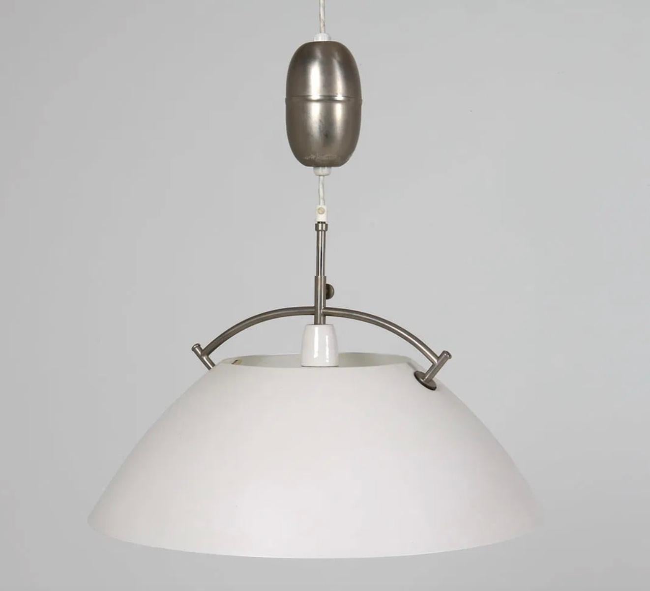 Mid century Modern JH 604 Pendant Lamp in white by Hans Wegner for Louis Poulsen Circa 1960. Has adjustable height with pull down handle.  Takes (1) edison light bulb.  Works 100% needs to be hard wired into a ceiling electrical Box. Comes with