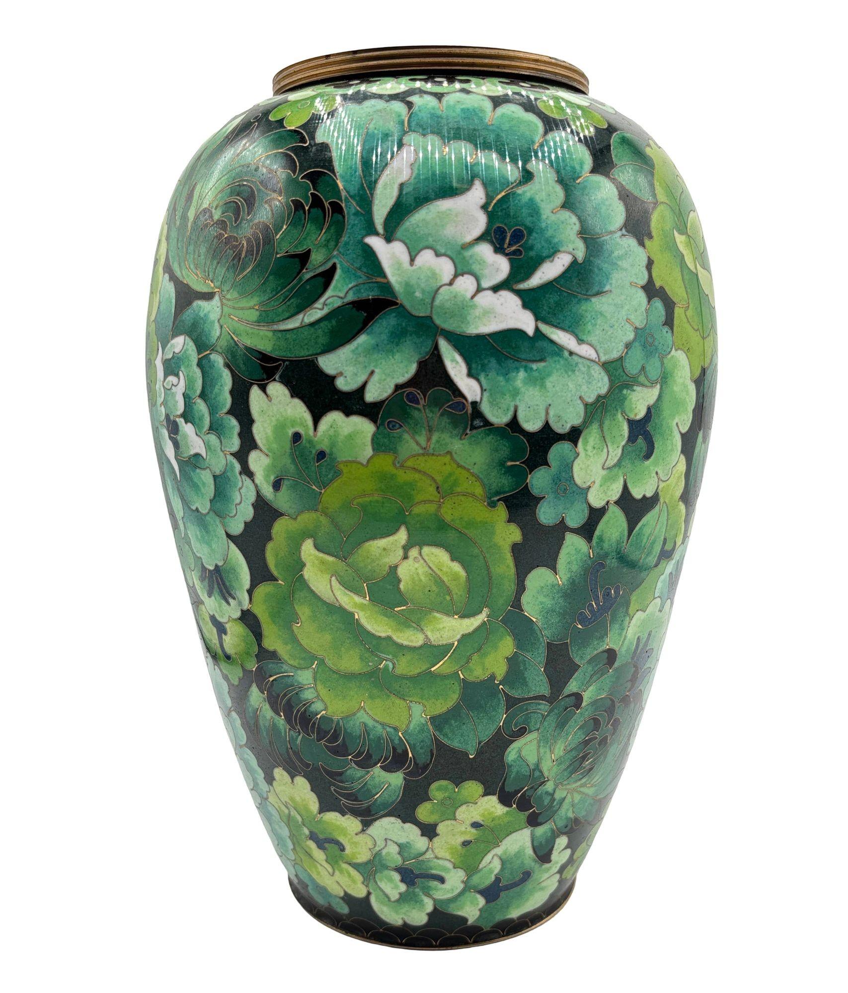 Vase en cloisonné émaillé vert du milieu du siècle, avec pivoines et chrysanthèmes, Jingfa en vente 3