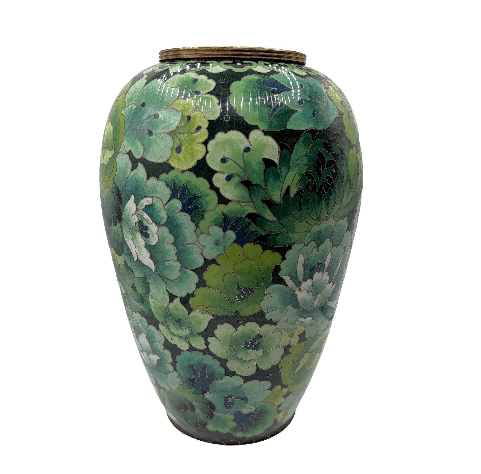 Vase en cloisonné émaillé vert du milieu du siècle, avec pivoines et chrysanthèmes, Jingfa en vente 4