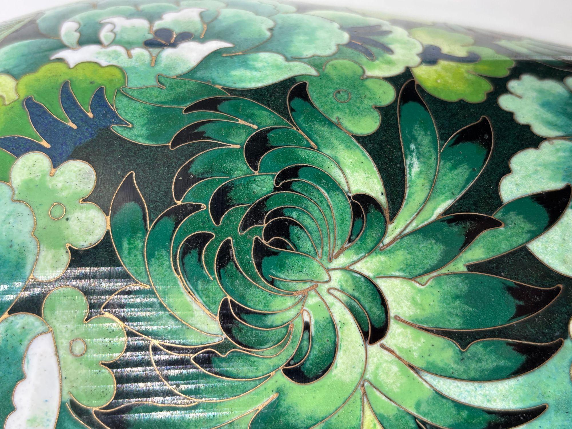 Tang Vase en cloisonné émaillé vert du milieu du siècle, avec pivoines et chrysanthèmes, Jingfa en vente