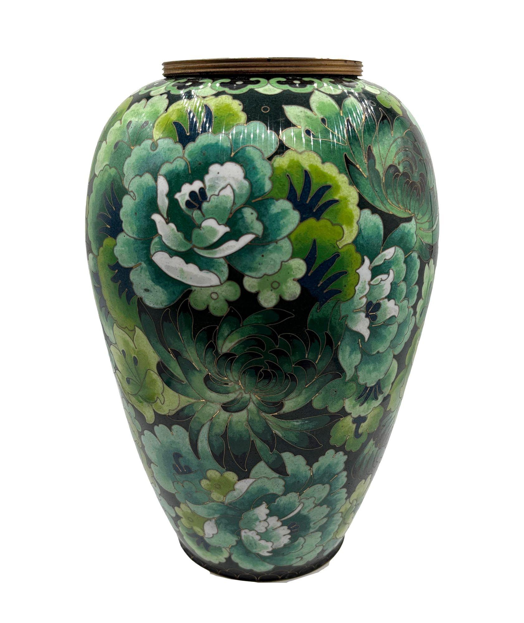 Chinois Vase en cloisonné émaillé vert du milieu du siècle, avec pivoines et chrysanthèmes, Jingfa en vente
