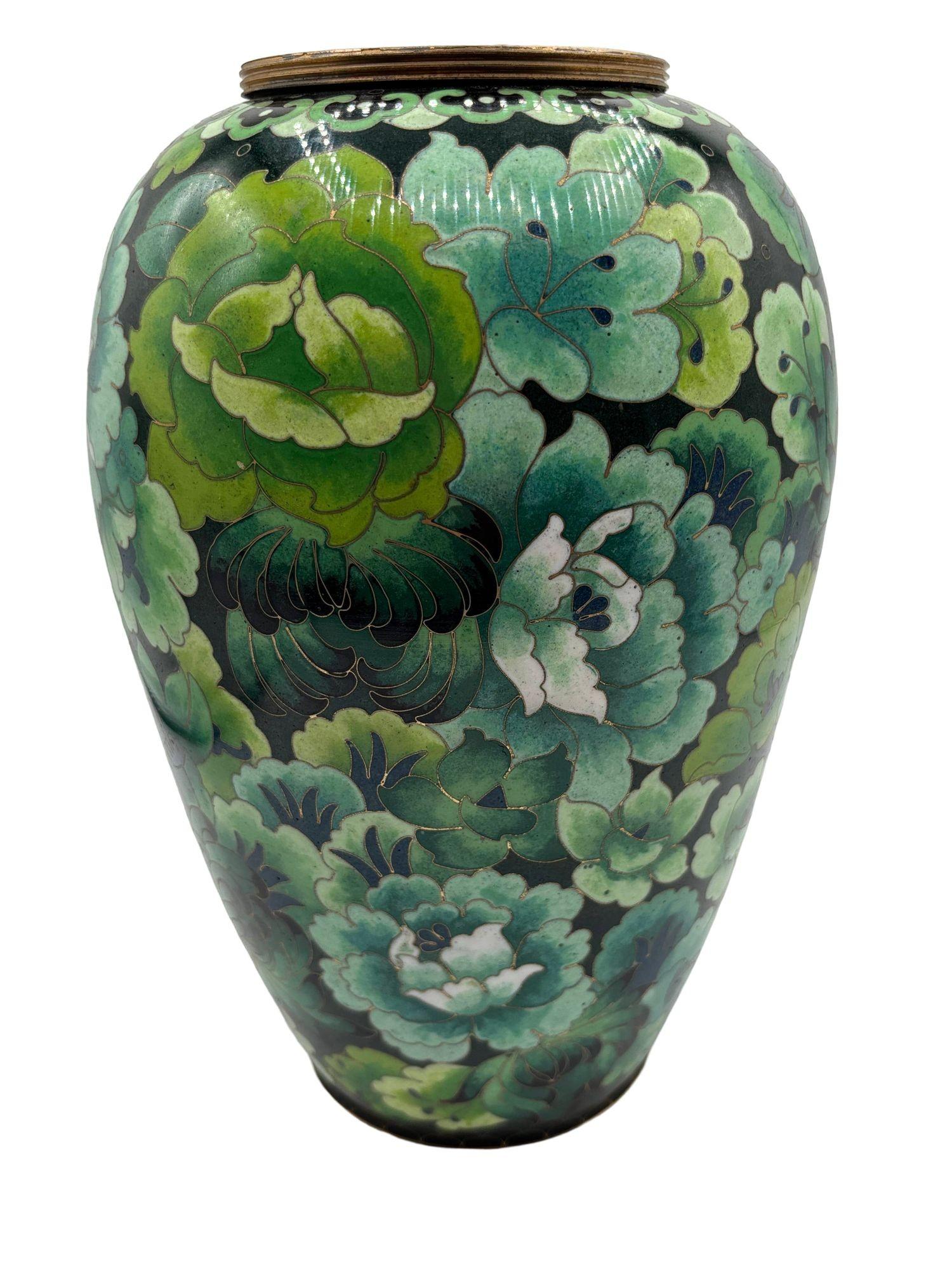 Vase en cloisonné émaillé vert du milieu du siècle, avec pivoines et chrysanthèmes, Jingfa Excellent état - En vente à Van Nuys, CA