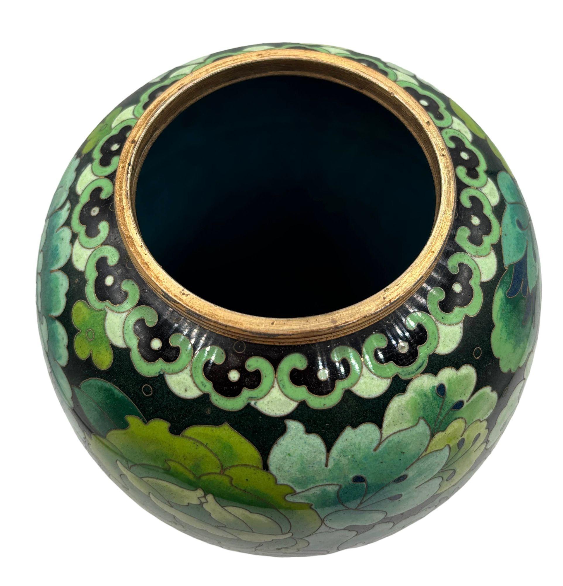 Milieu du XXe siècle Vase en cloisonné émaillé vert du milieu du siècle, avec pivoines et chrysanthèmes, Jingfa en vente