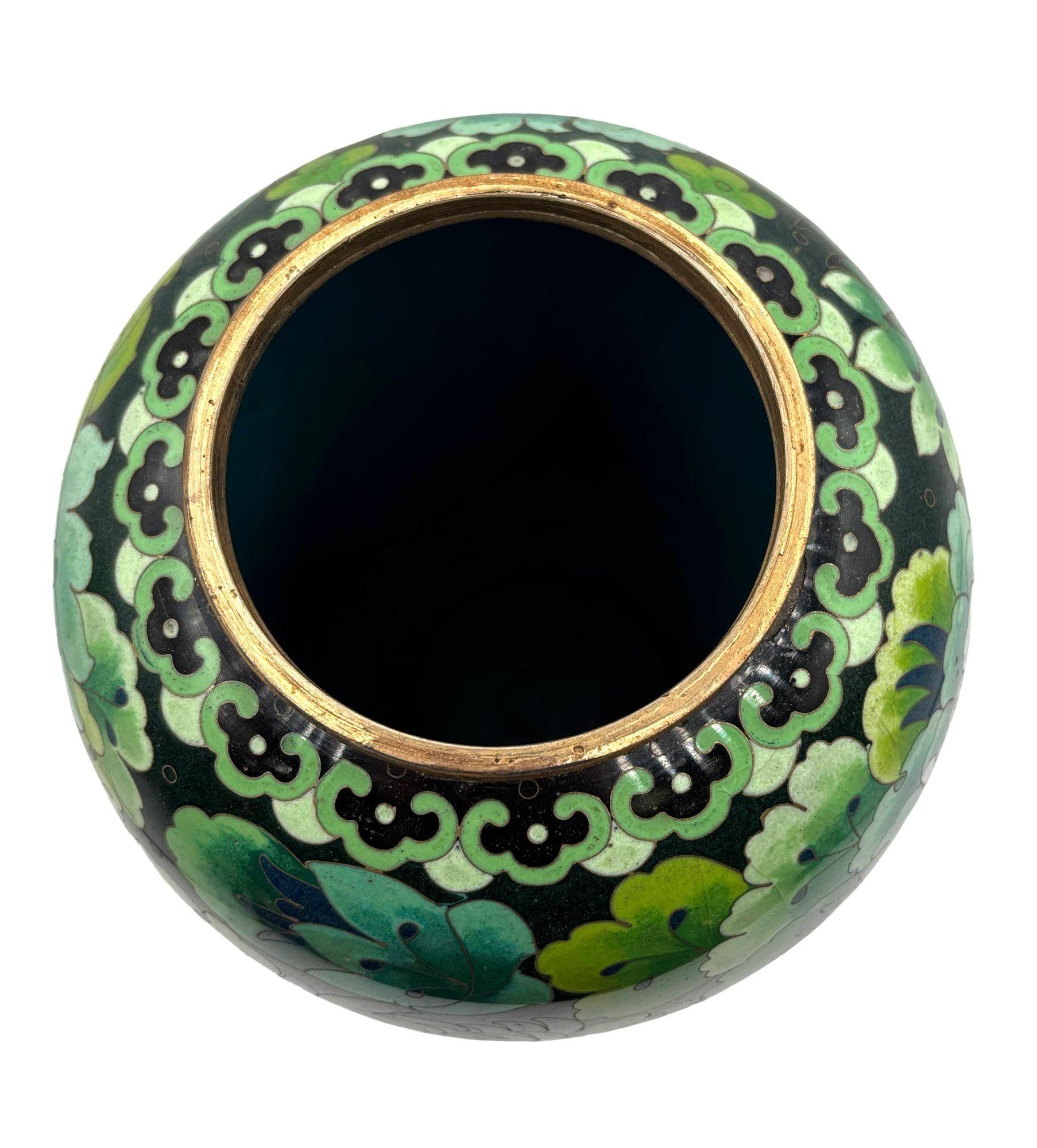 Laiton Vase en cloisonné émaillé vert du milieu du siècle, avec pivoines et chrysanthèmes, Jingfa en vente