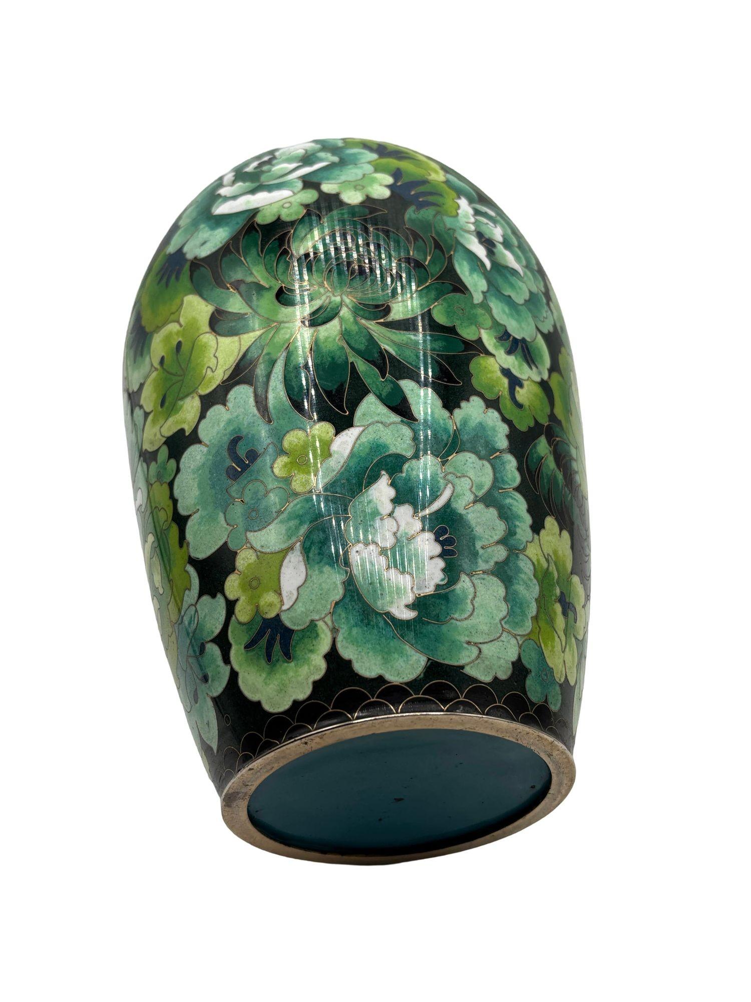 Vase en cloisonné émaillé vert du milieu du siècle, avec pivoines et chrysanthèmes, Jingfa en vente 1