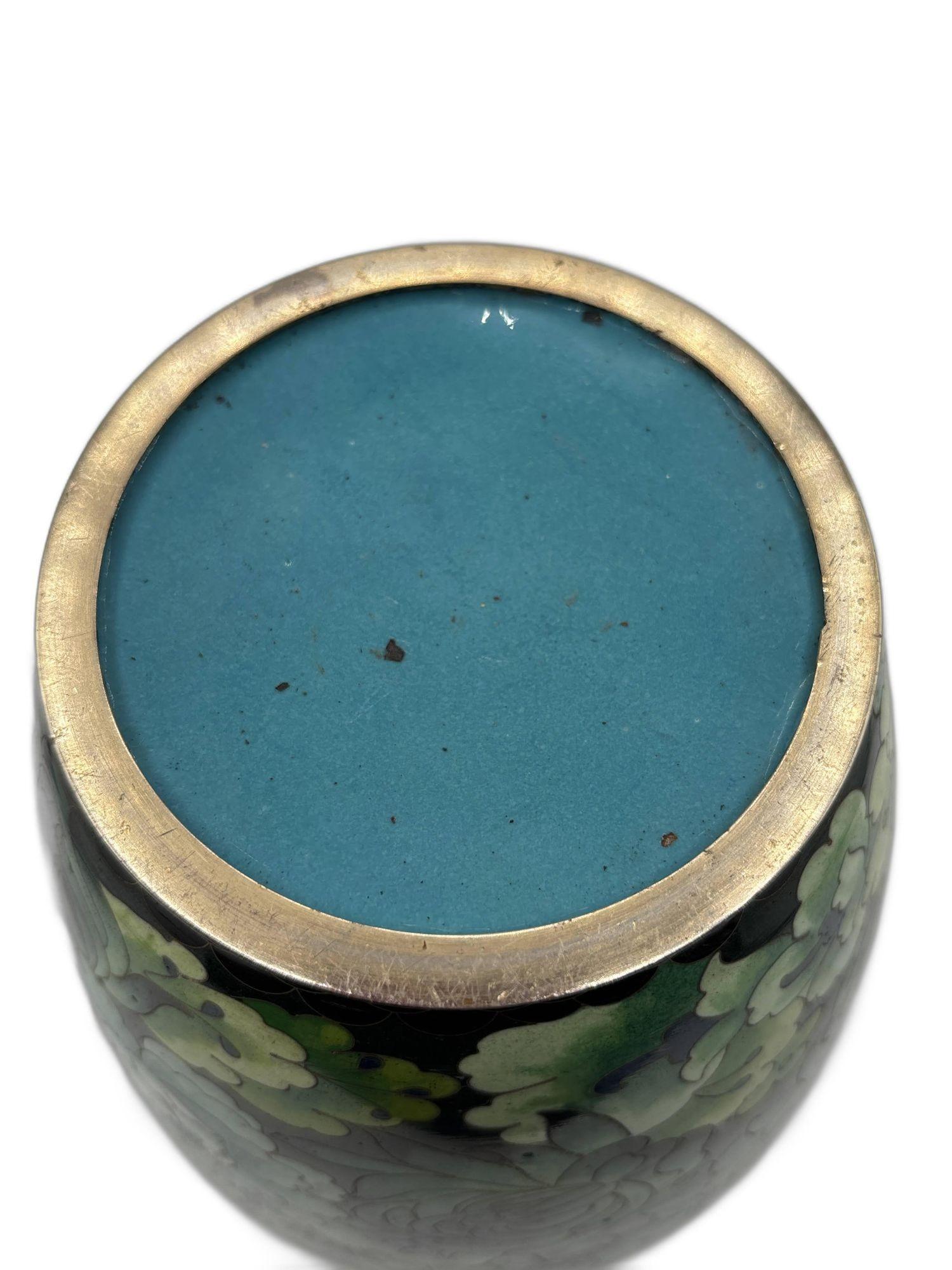 Vase en cloisonné émaillé vert du milieu du siècle, avec pivoines et chrysanthèmes, Jingfa en vente 2