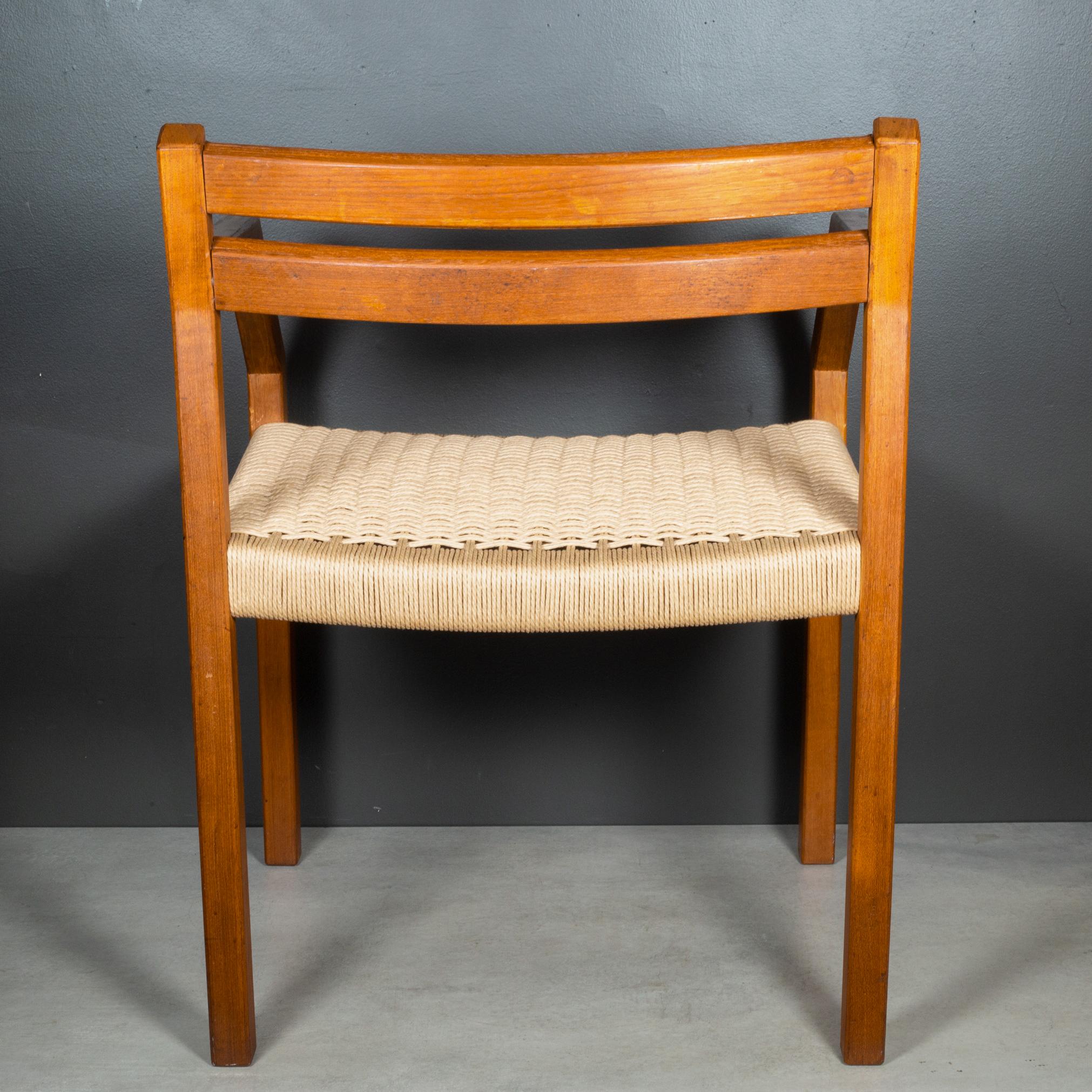 Danois I.L.A. du milieu du siècle Chaises de salle à manger danoises Moller modèle n° 404, c.1974 en vente