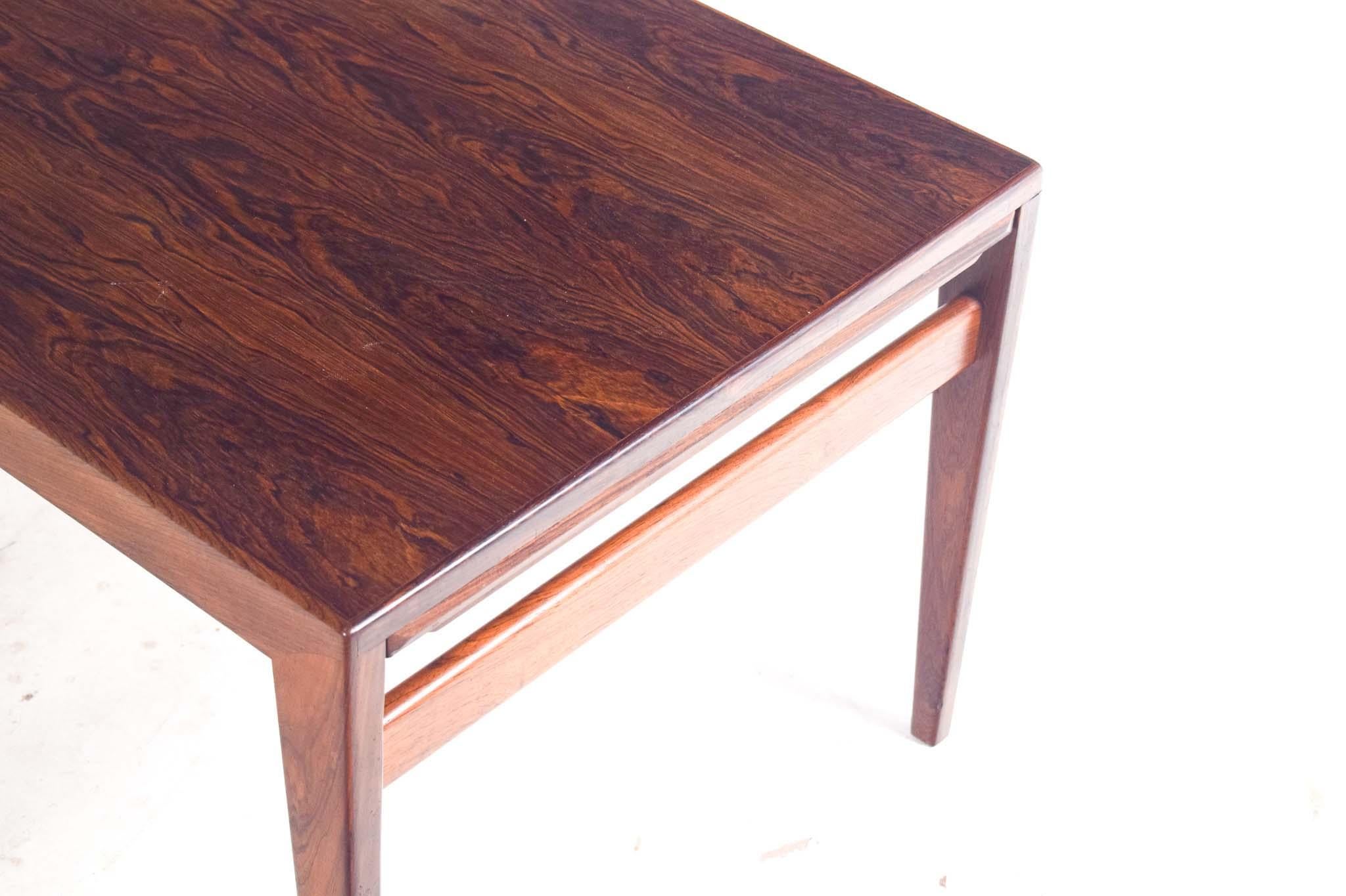 Danois Table basse en palissandre du milieu du siècle Johannes Andersen, Danemark, années 1960 en vente