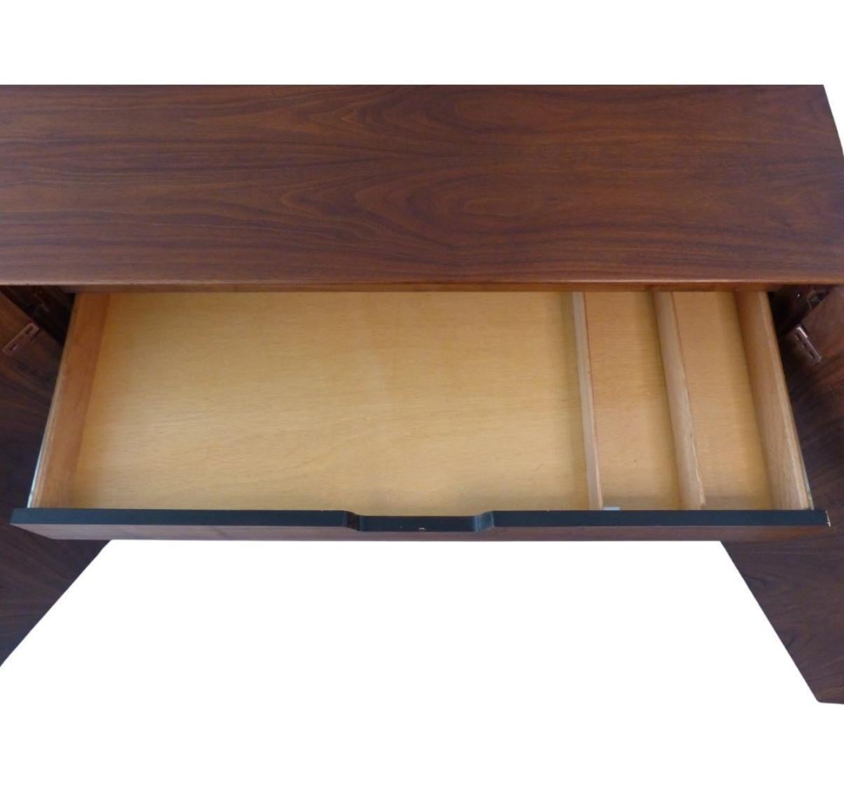 Mid century John Kapel for Glenn of California Long walnut 4 door Credenza In Good Condition For Sale In Brooklyn, NY