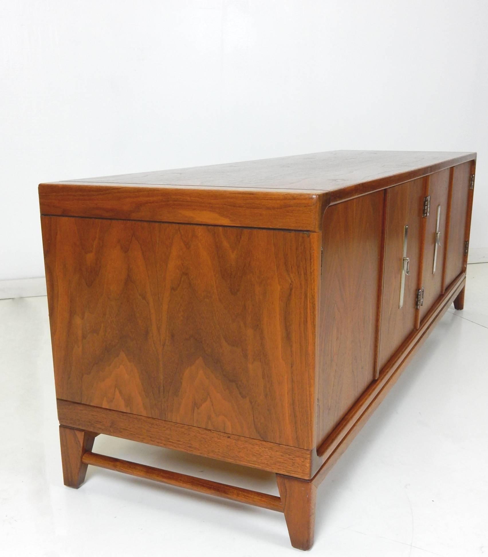 1950er John Keal Entwurf für Brown-Saltman Low Credenza Cabinet (Moderne der Mitte des Jahrhunderts) im Angebot