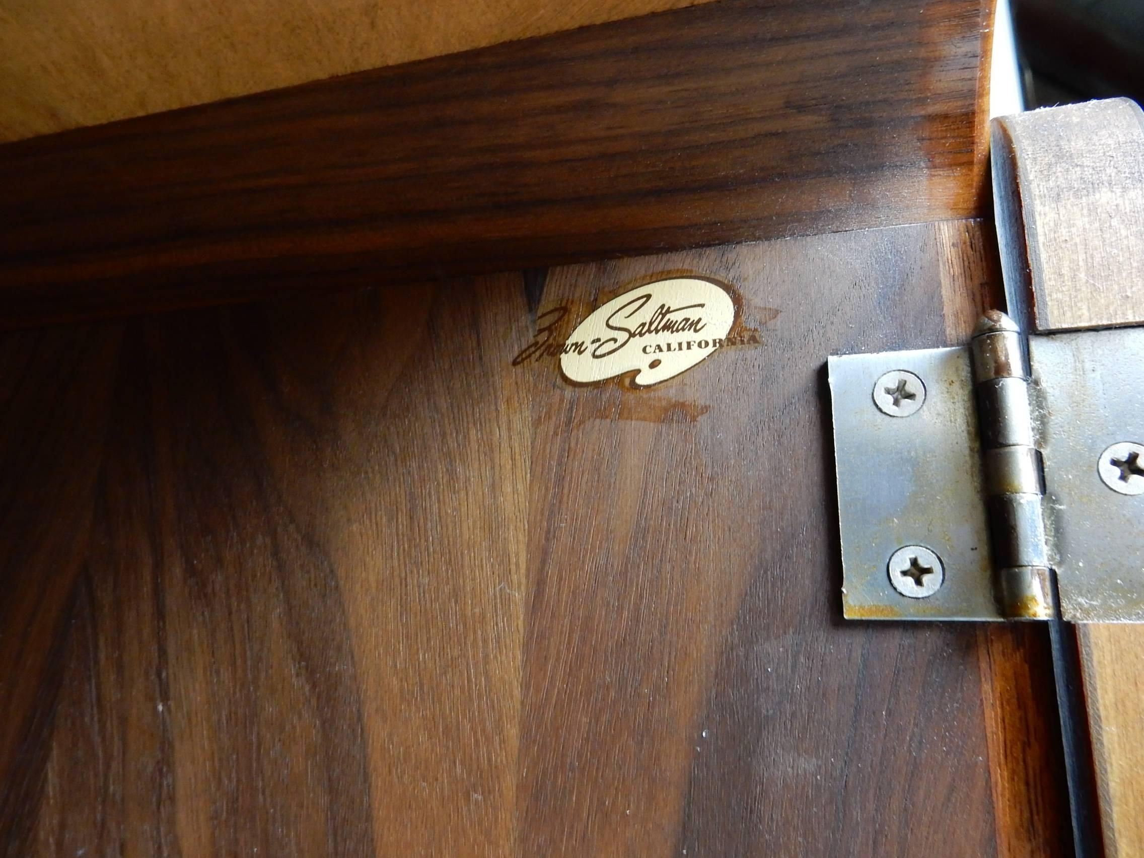 Legno Design di John Keal del 1950 per il mobile Credenza basso di John Brown Saltman in vendita