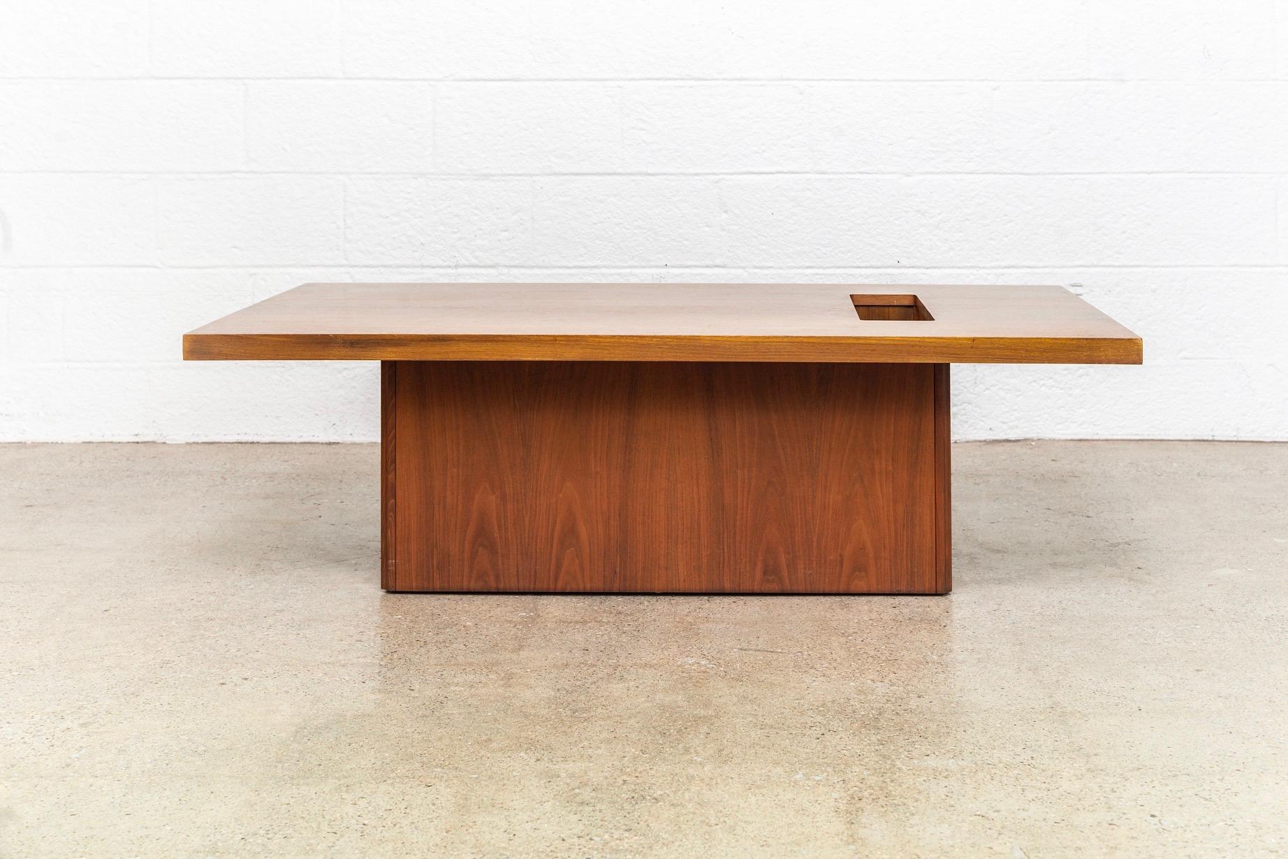 American Midcentury John Keal for Brown Saltman Walnut Wood Coffee Table, 1960s For Sale