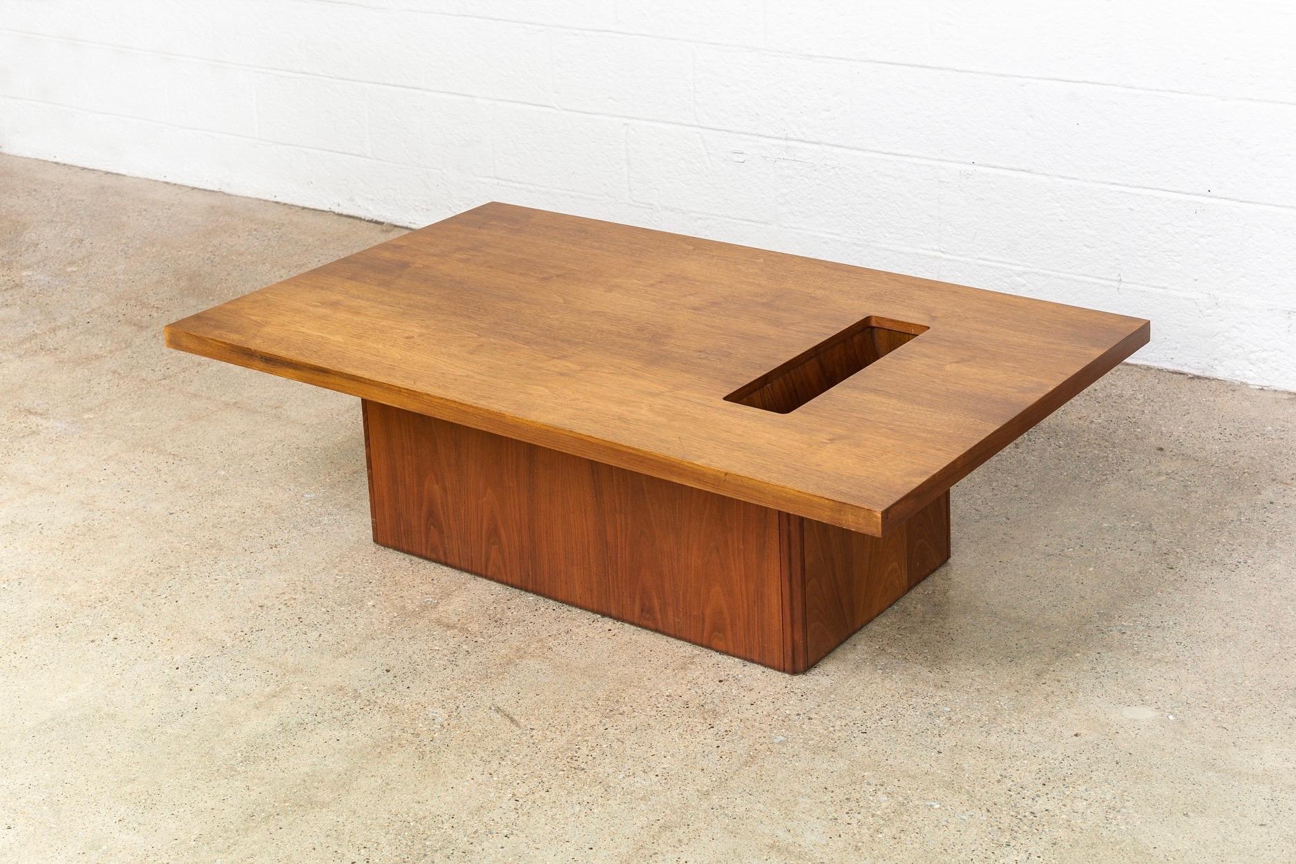Midcentury John Keal for Brown Saltman Walnut Wood Coffee Table, 1960s In Good Condition For Sale In Detroit, MI