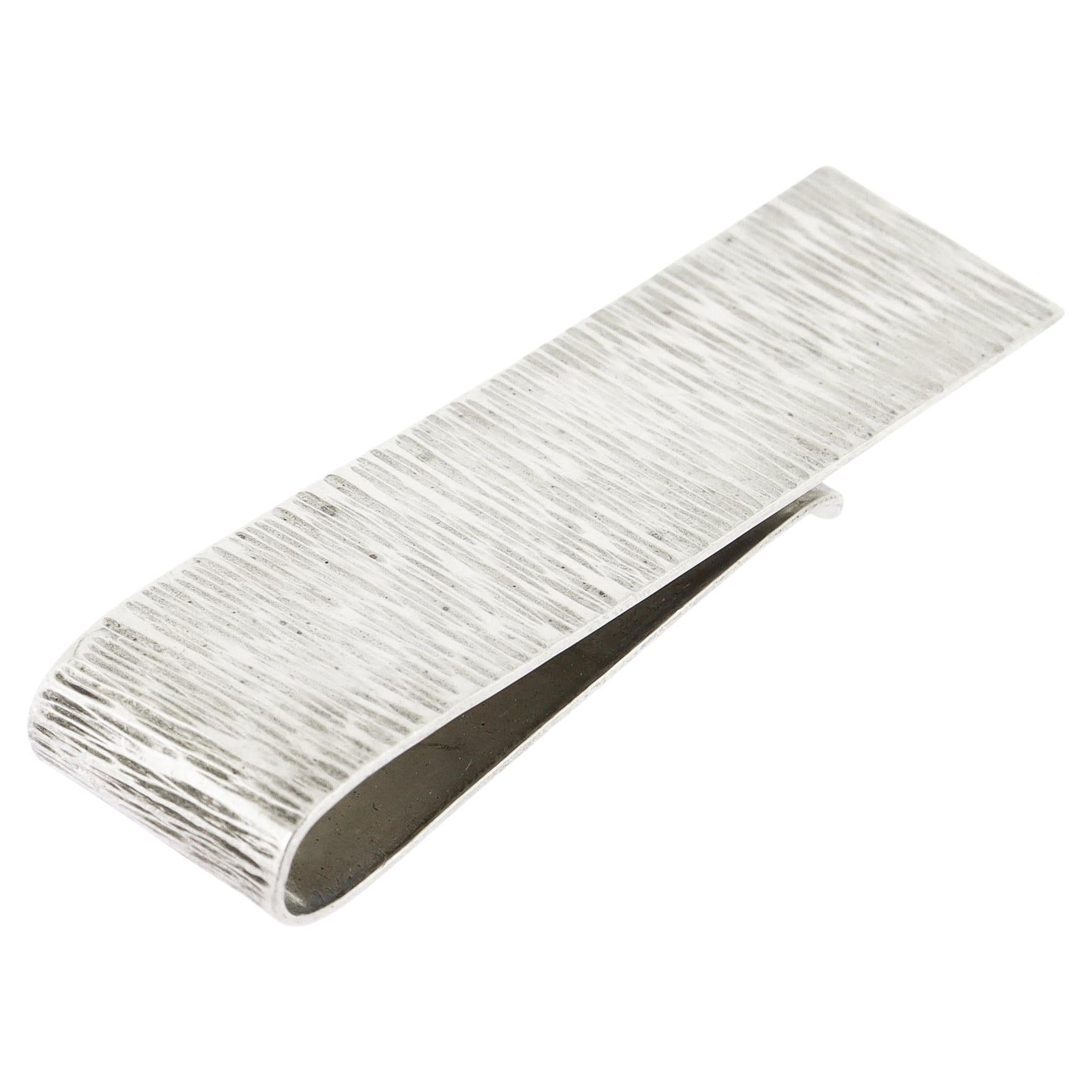 When should a man wear cufflinks?