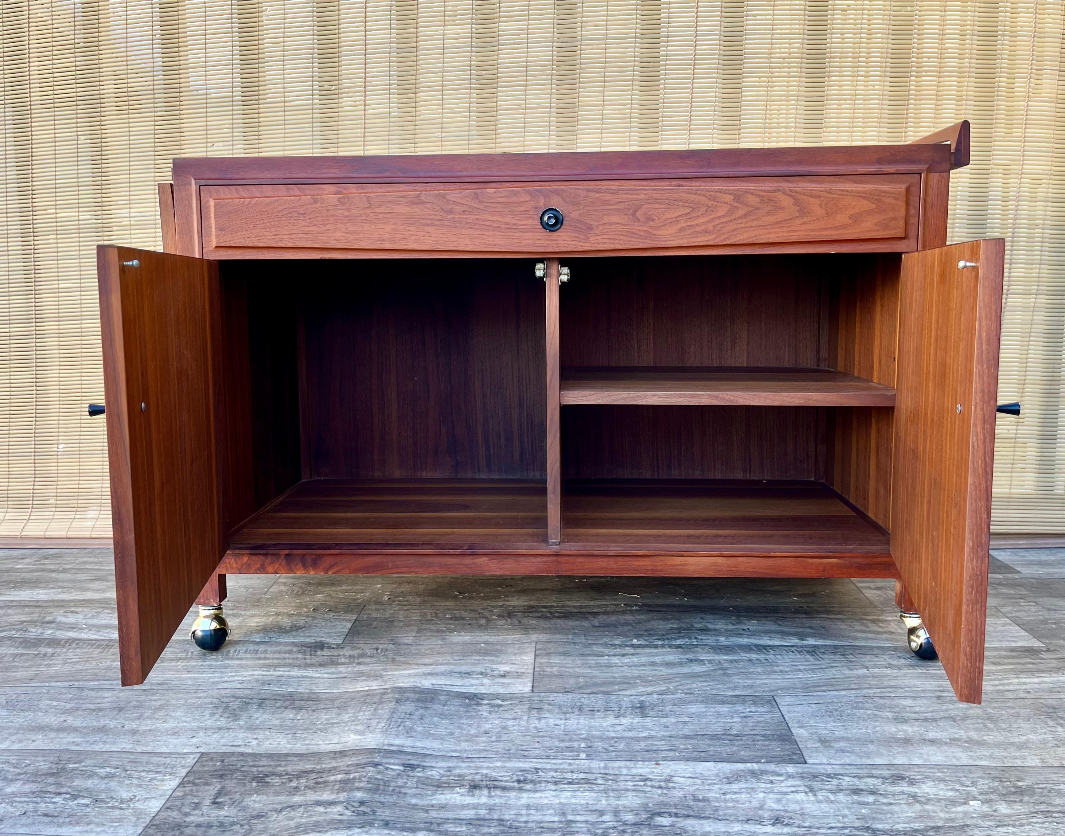 Mid Century John Stuart Buffet Server / Bar Cart. Circa 1960s.  For Sale 5