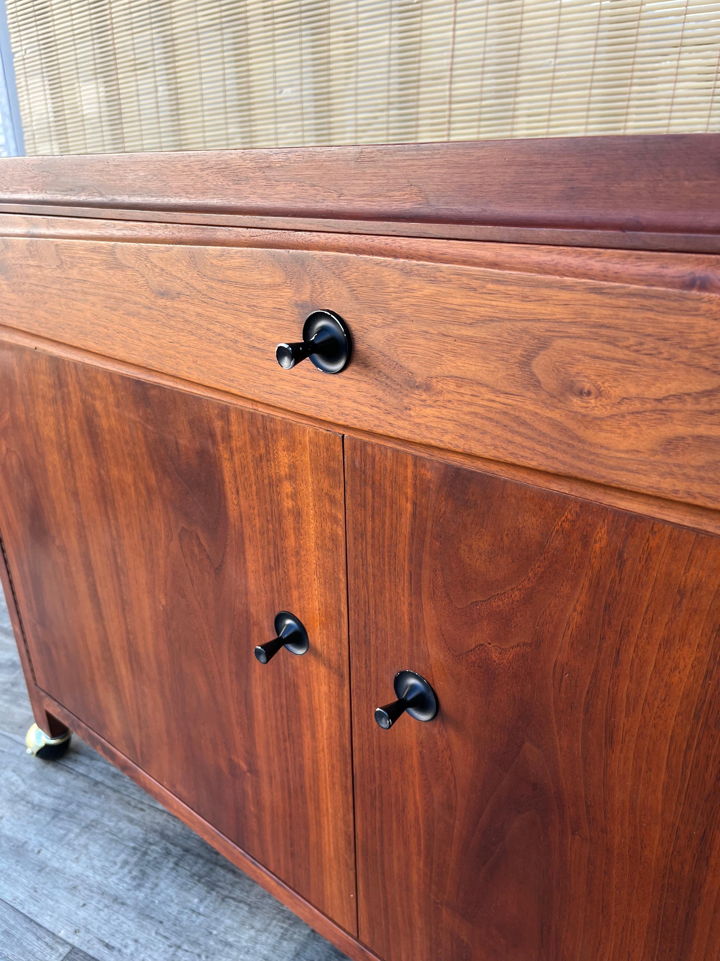 Mid Century John Stuart Buffet Server / Bar Cart. Circa 1960s.  For Sale 12